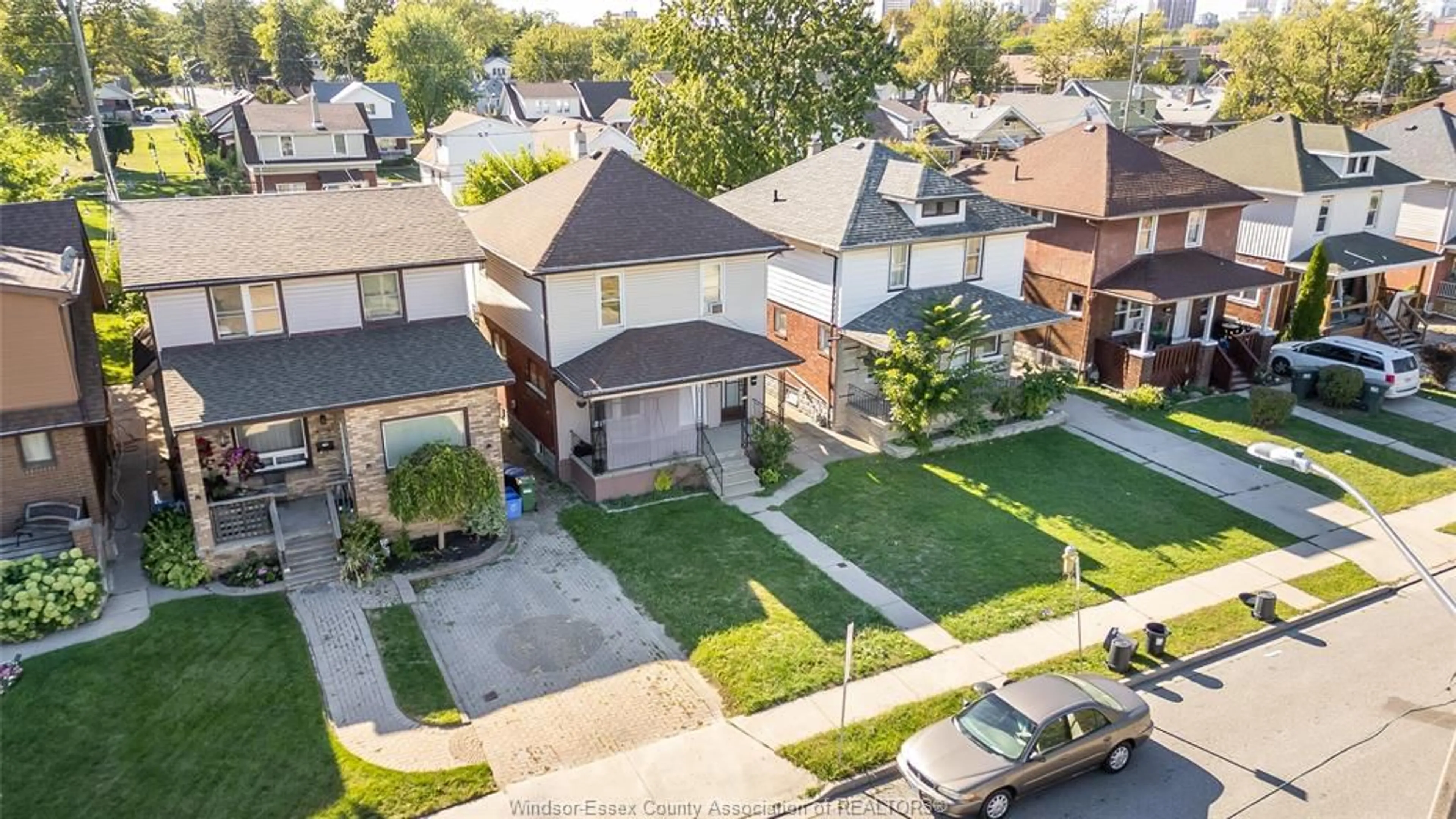 A pic from outside/outdoor area/front of a property/back of a property/a pic from drone, street for 1249 MARENTETTE Ave, Windsor Ontario N8X 4C7