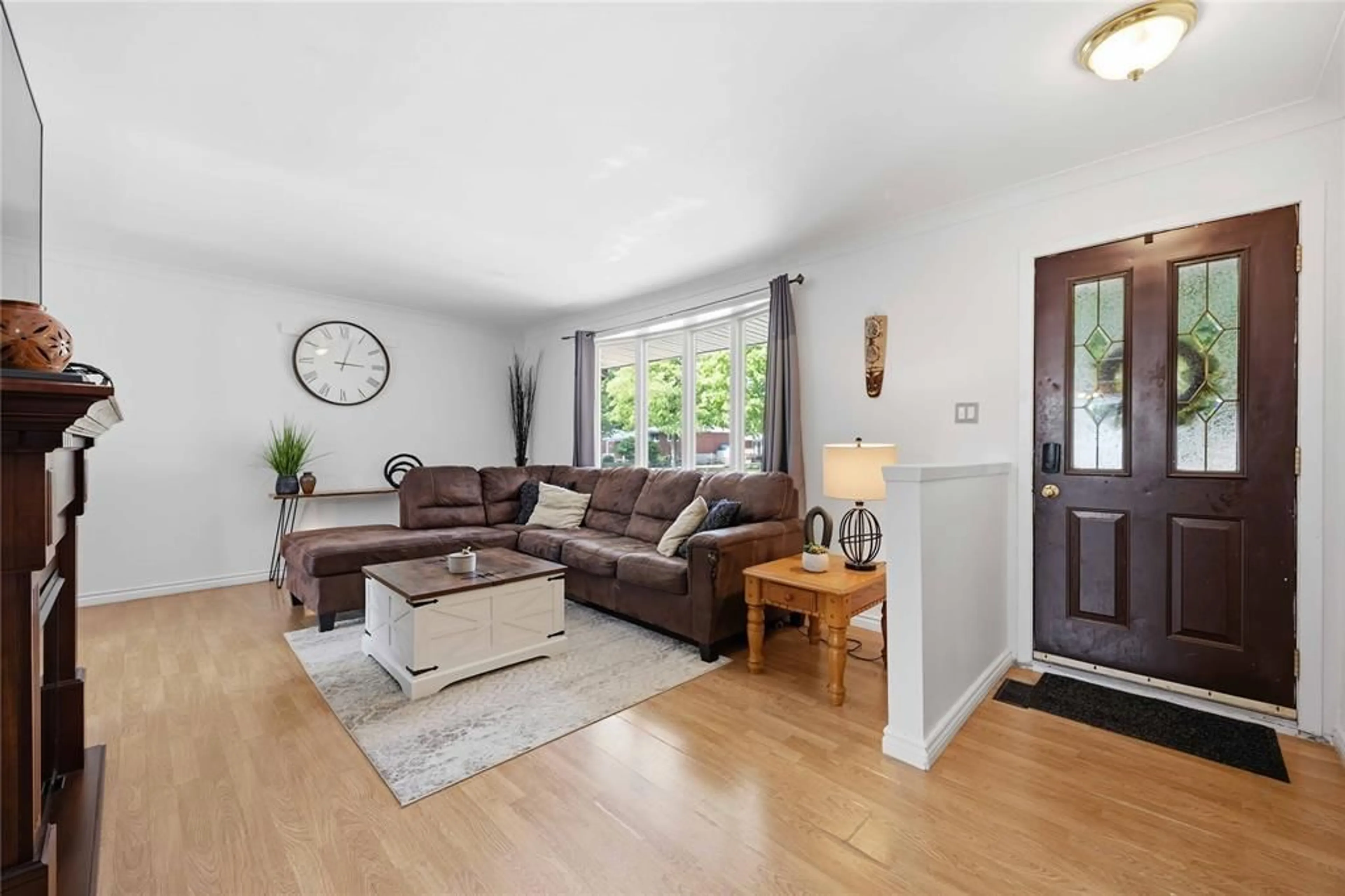Living room with furniture, wood/laminate floor for 315 Brentwood Cres, St Clair Ontario N0N 1G0