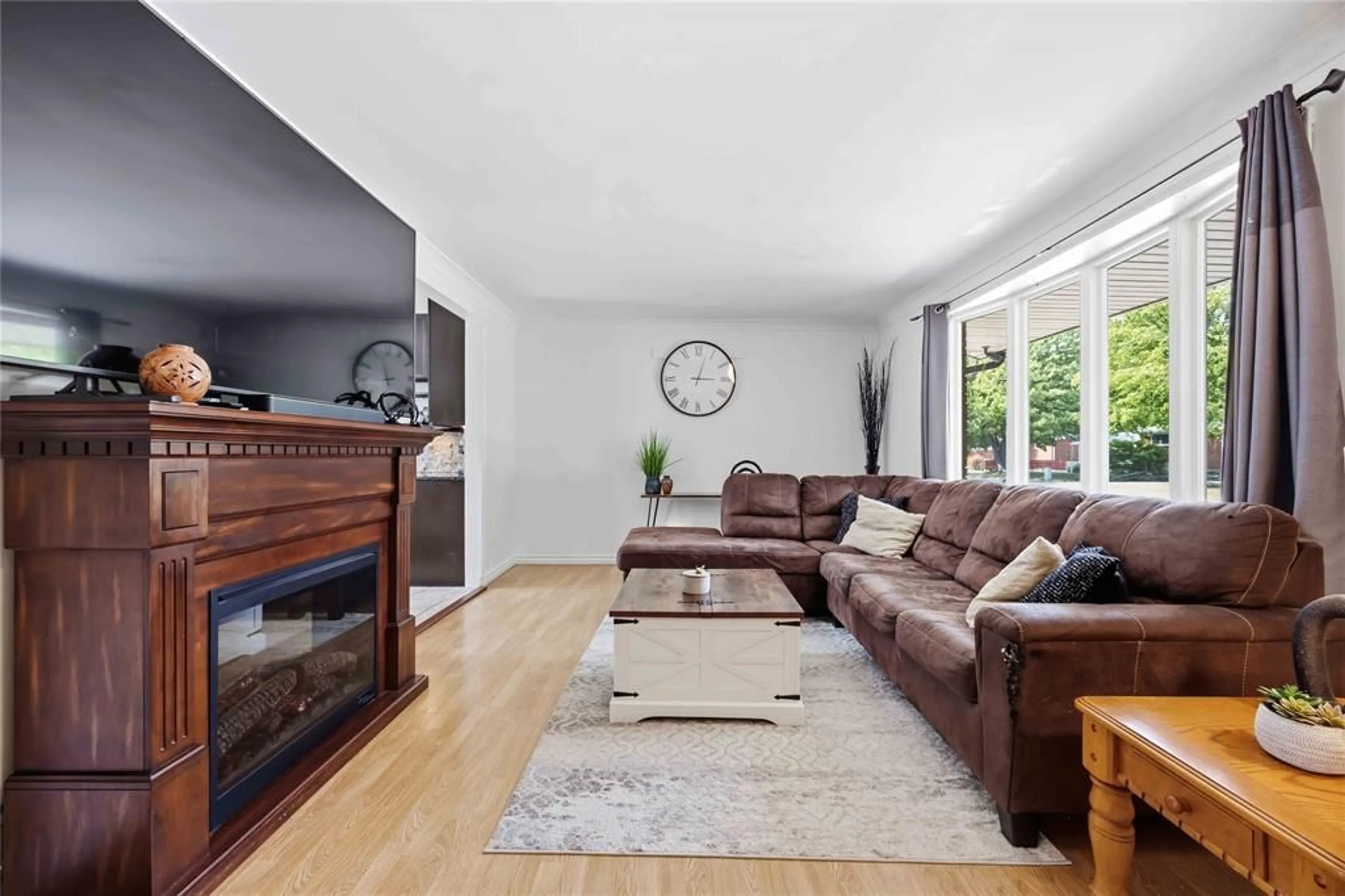 Living room with furniture, unknown for 315 Brentwood Cres, St Clair Ontario N0N 1G0