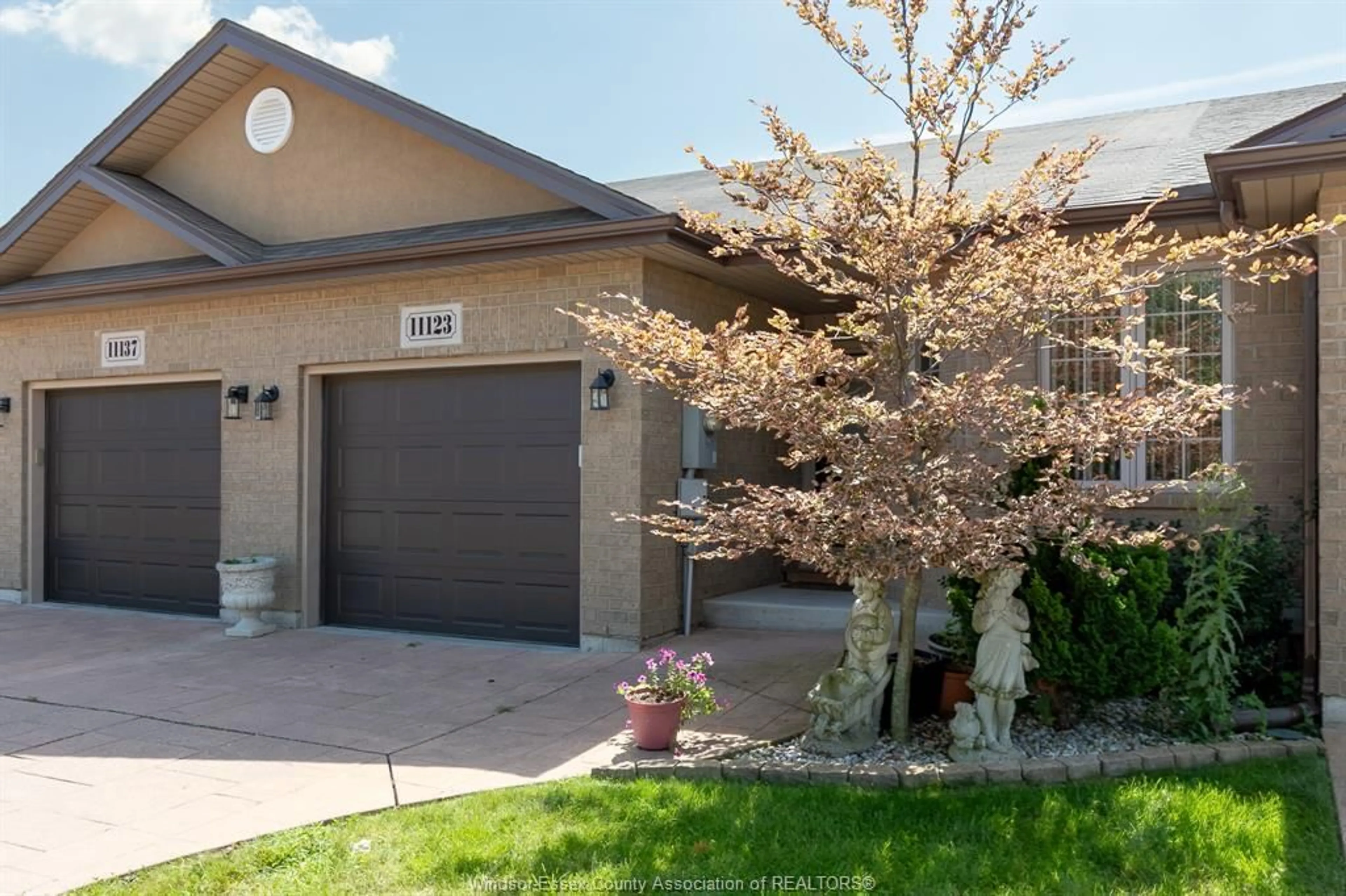 Home with vinyl exterior material, street for 11123 SNOWCREST St, Windsor Ontario N8F 1M2