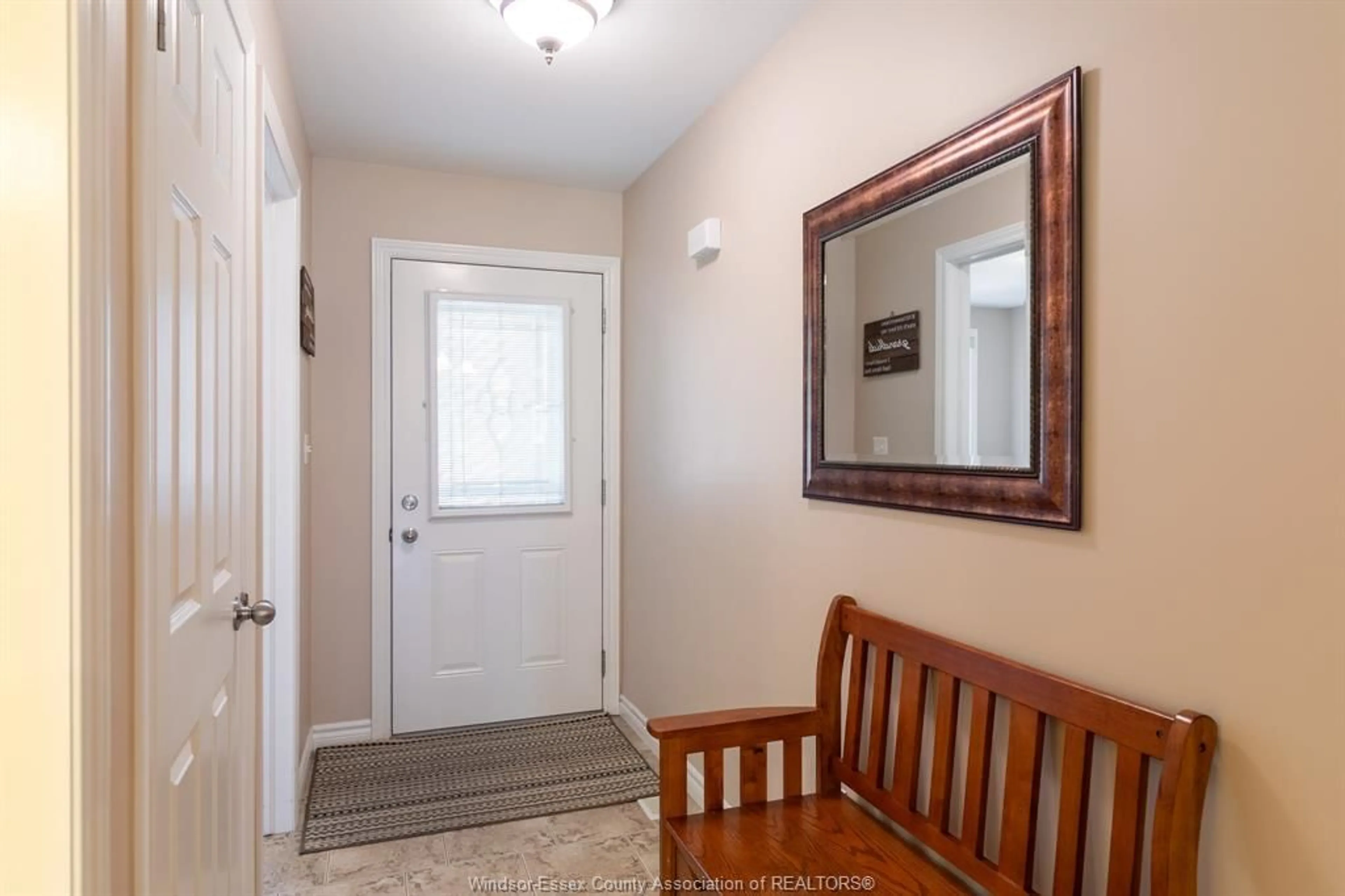 Indoor entryway for 11123 SNOWCREST St, Windsor Ontario N8F 1M2