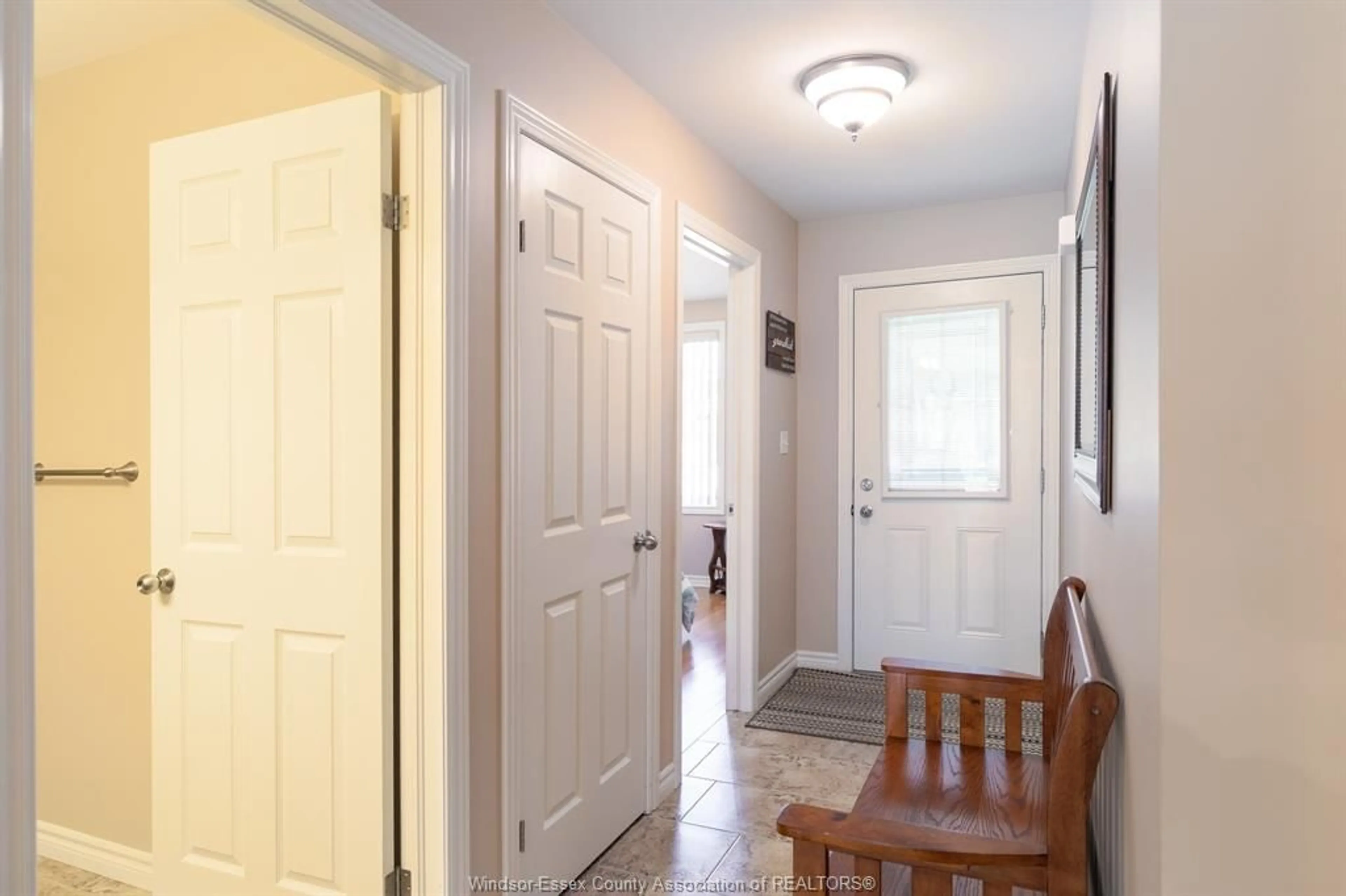 Indoor entryway for 11123 SNOWCREST St, Windsor Ontario N8F 1M2