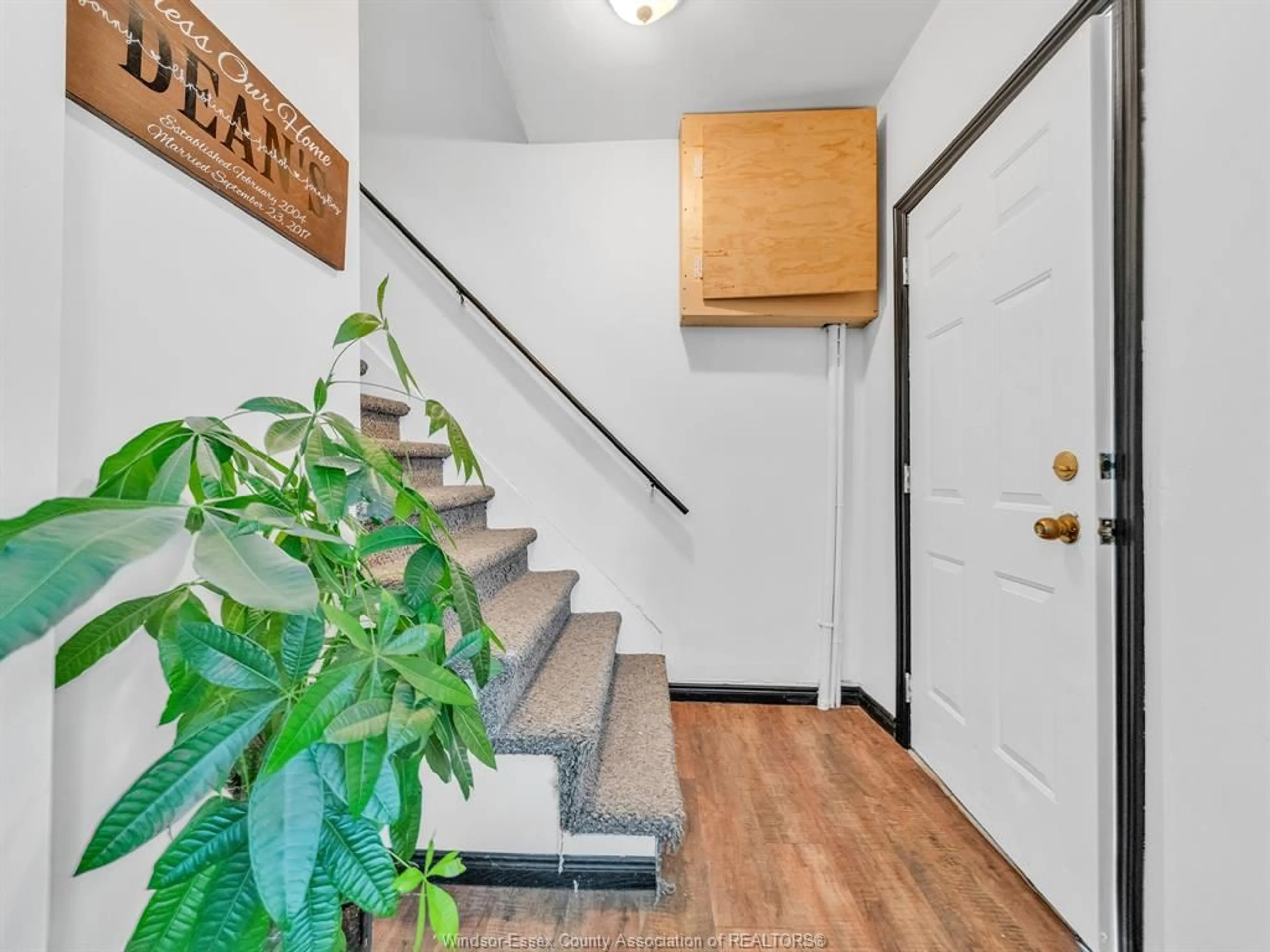 Indoor entryway for 103 LAIRD, Essex Ontario N8M 1S2