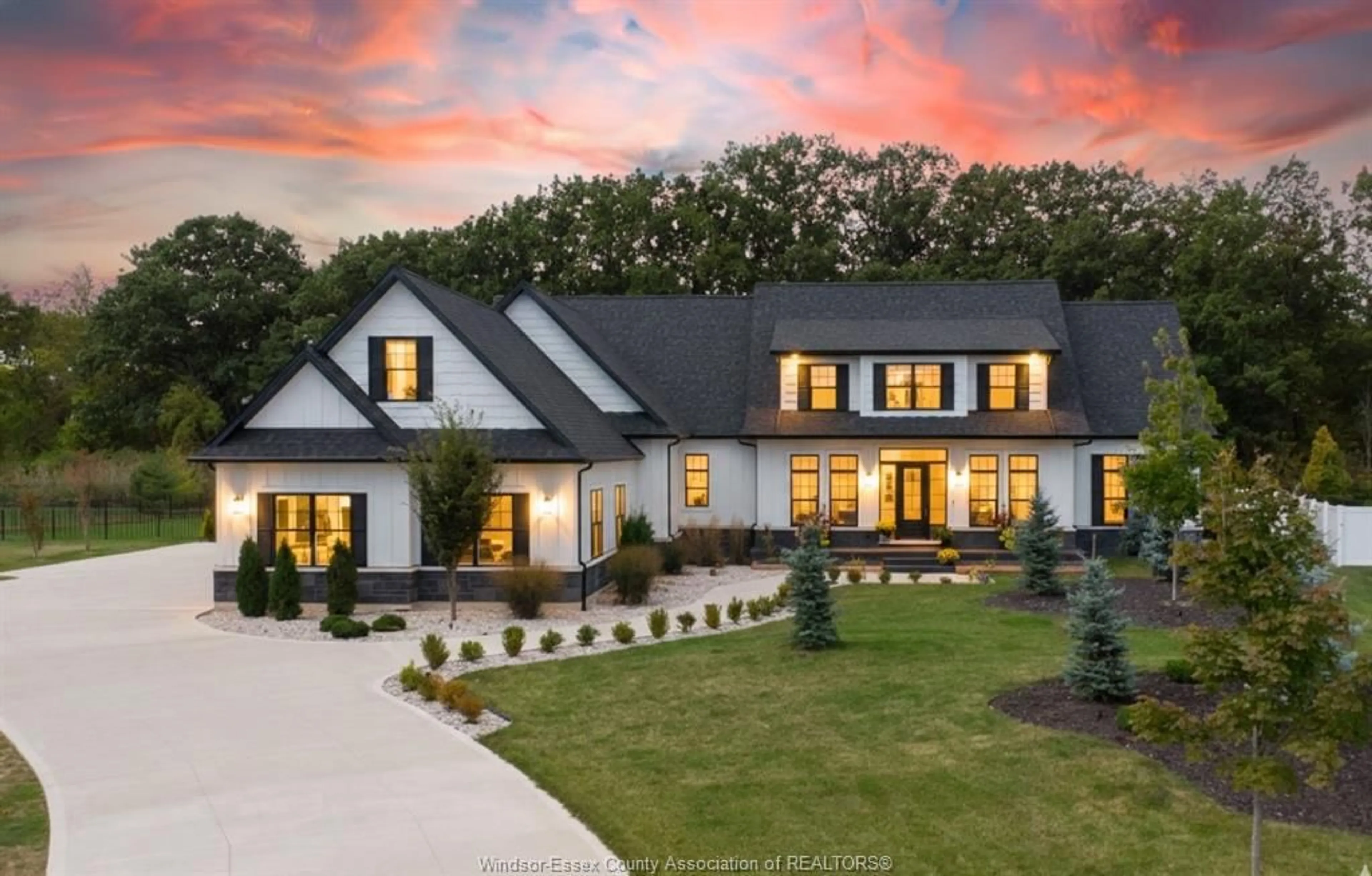 Home with brick exterior material, mountain view for 36 YORK Blvd, Kingsville Ontario N9Y 0G3