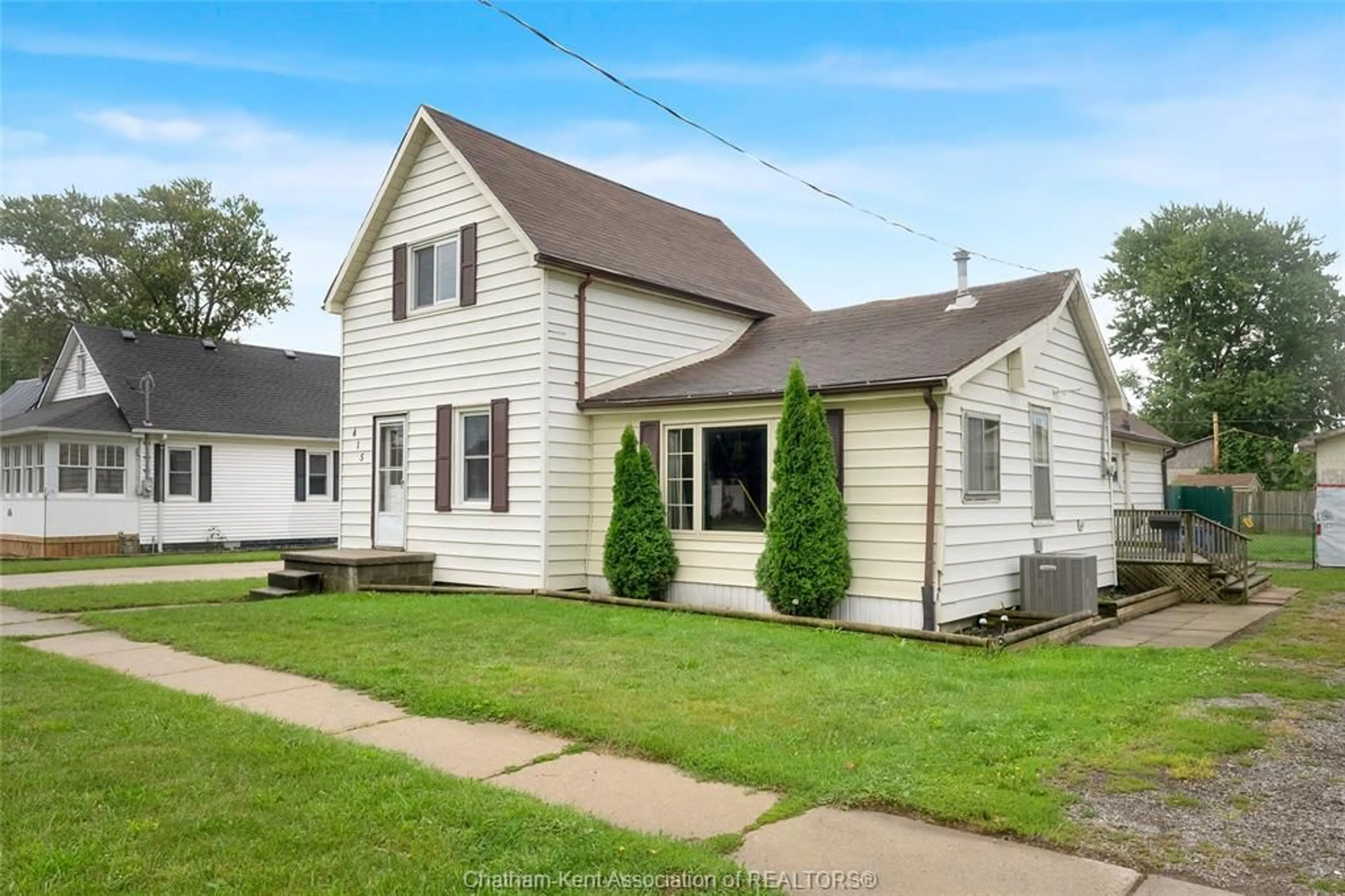 Home with vinyl exterior material, street for 415 Queen St, Wallaceburg Ontario N8A 1G8
