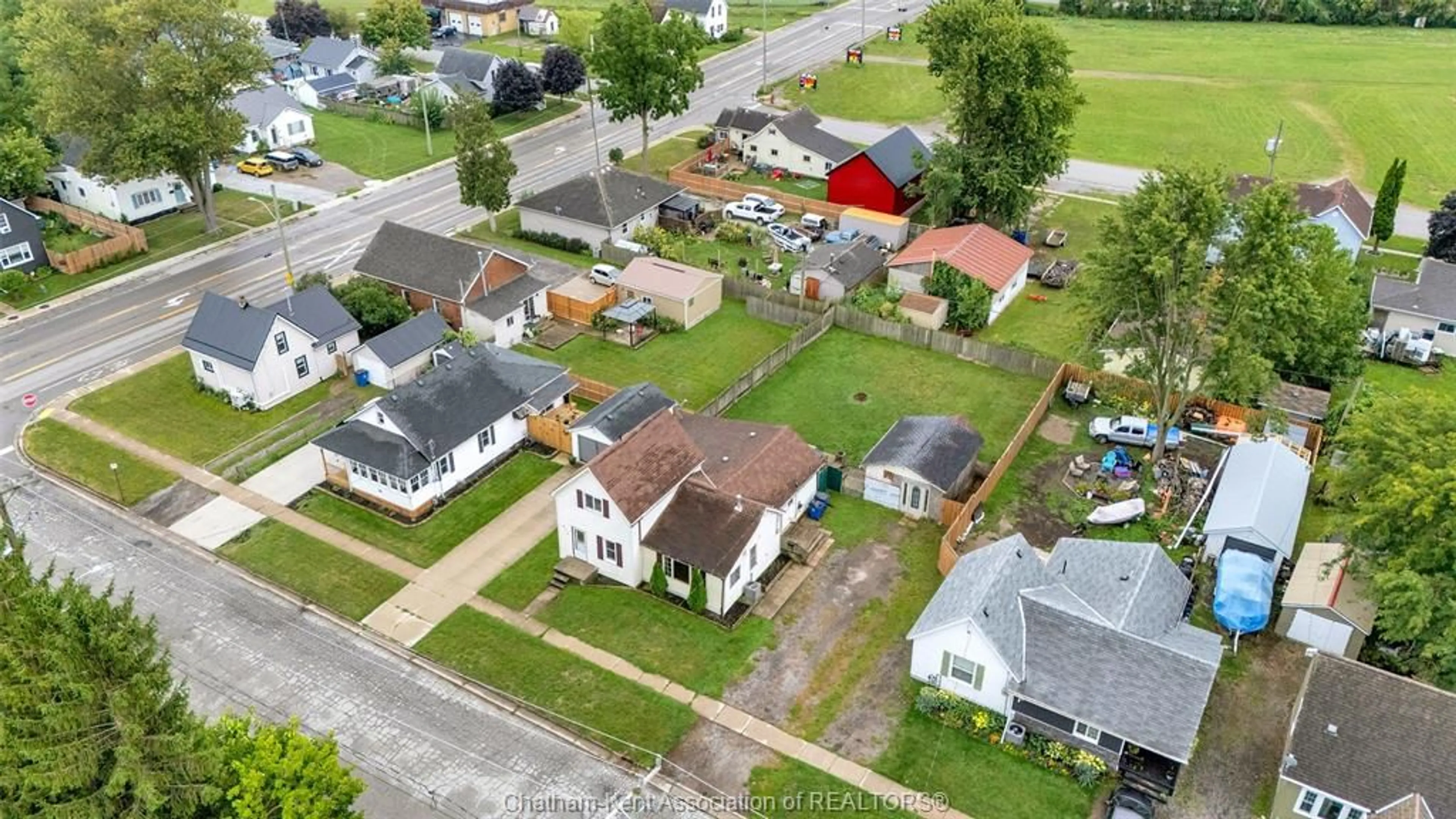A pic from outside/outdoor area/front of a property/back of a property/a pic from drone, street for 415 Queen St, Wallaceburg Ontario N8A 1G8