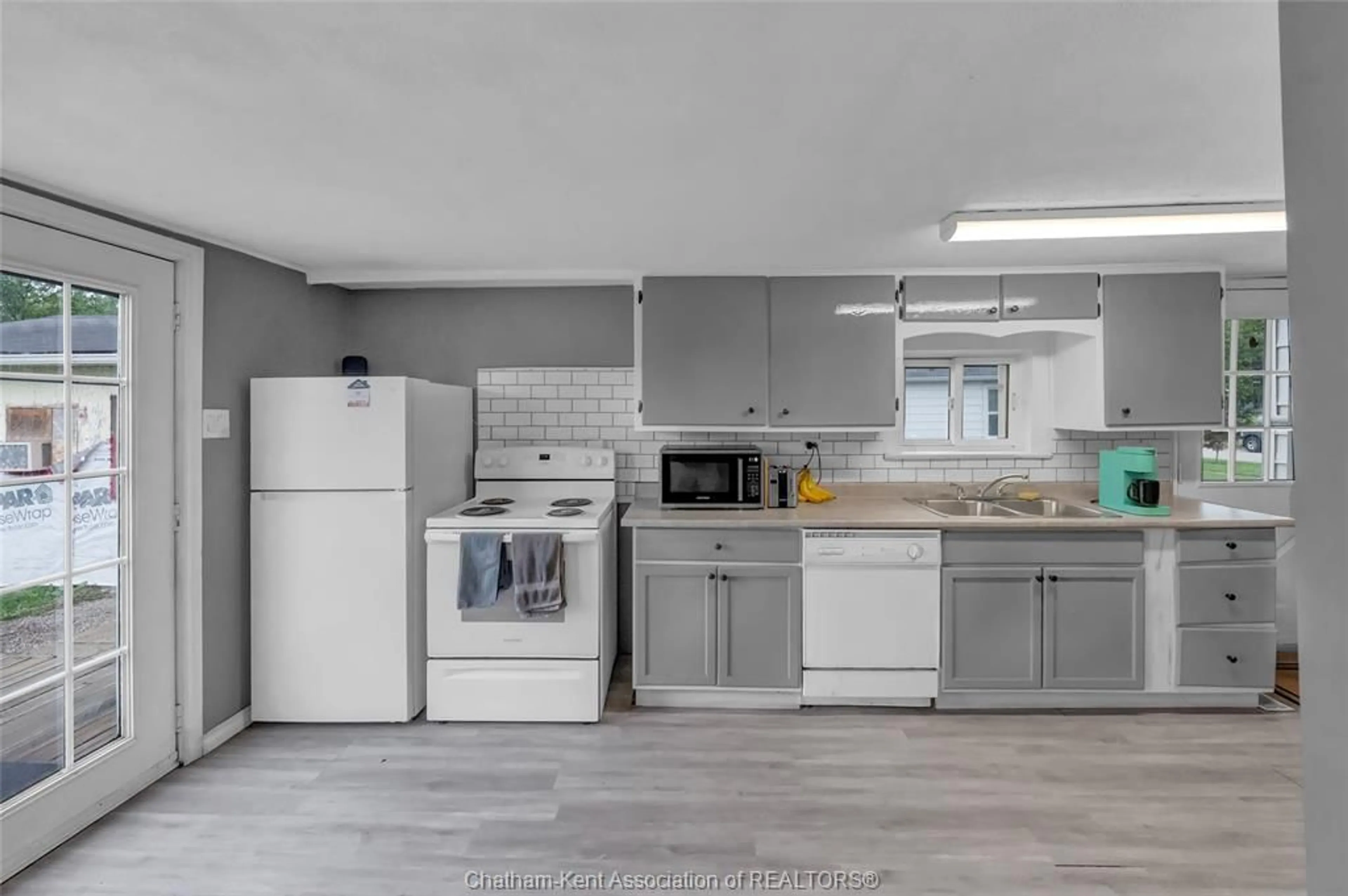 Standard kitchen, unknown for 415 Queen St, Wallaceburg Ontario N8A 1G8