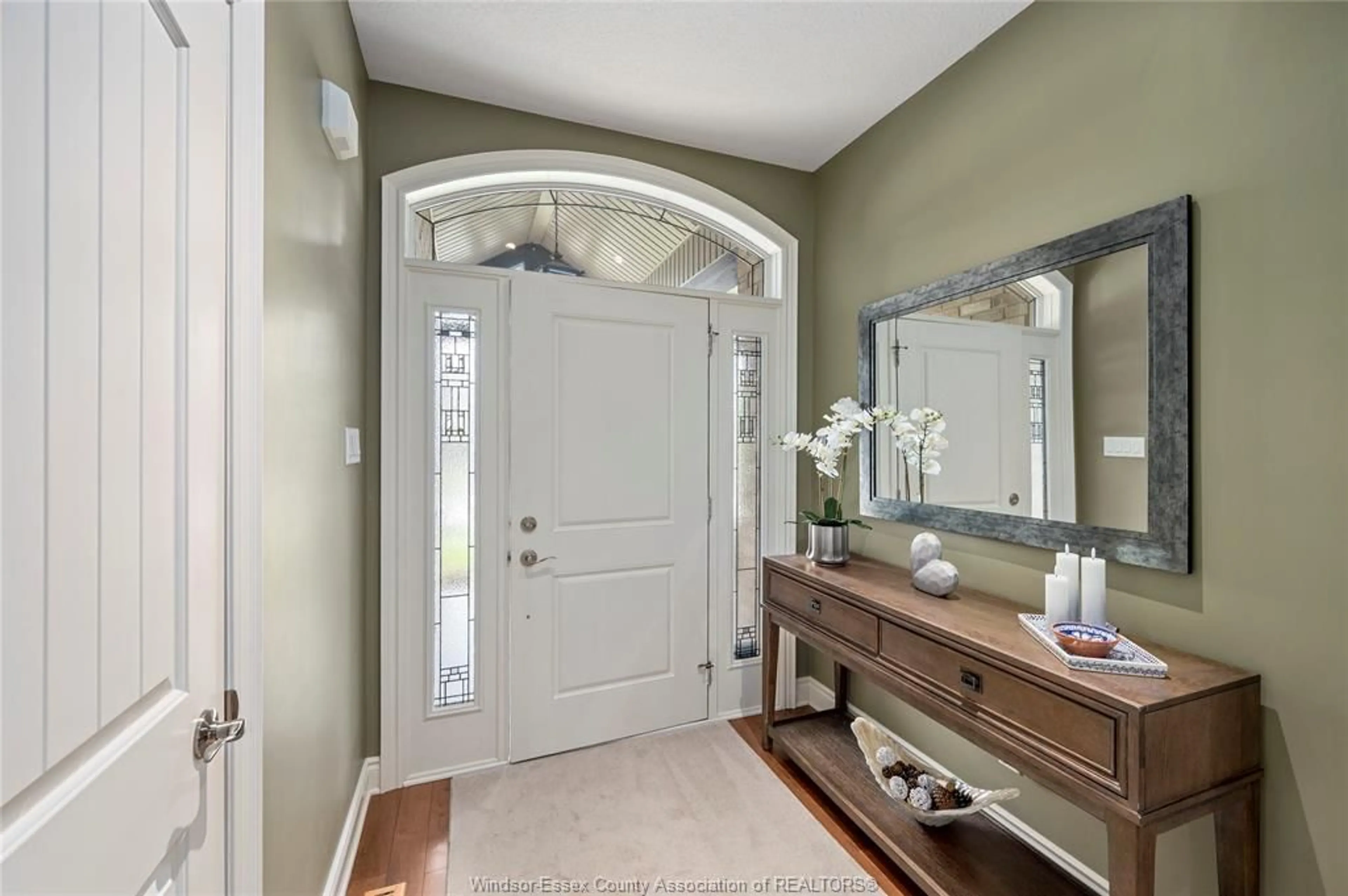 Indoor entryway for 286 DUFFERIN St, Belmont Ontario N0L 1B0