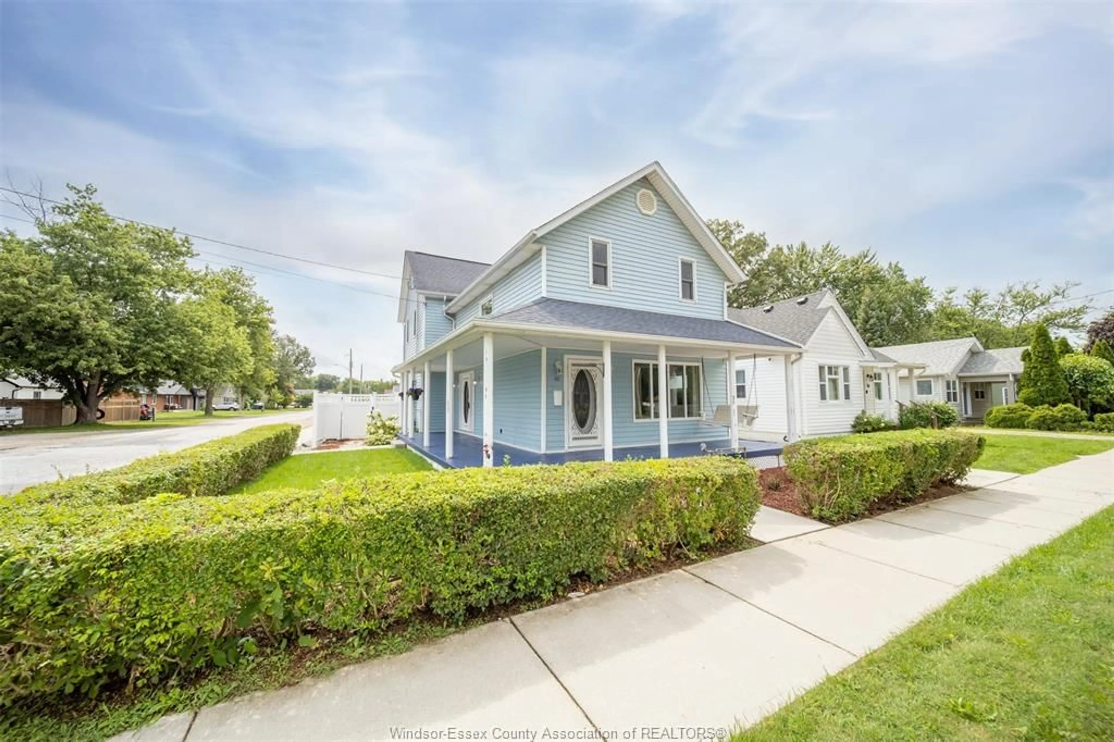A pic from outside/outdoor area/front of a property/back of a property/a pic from drone, street for 90 VICTORIA, Essex Ontario N8M 1M7