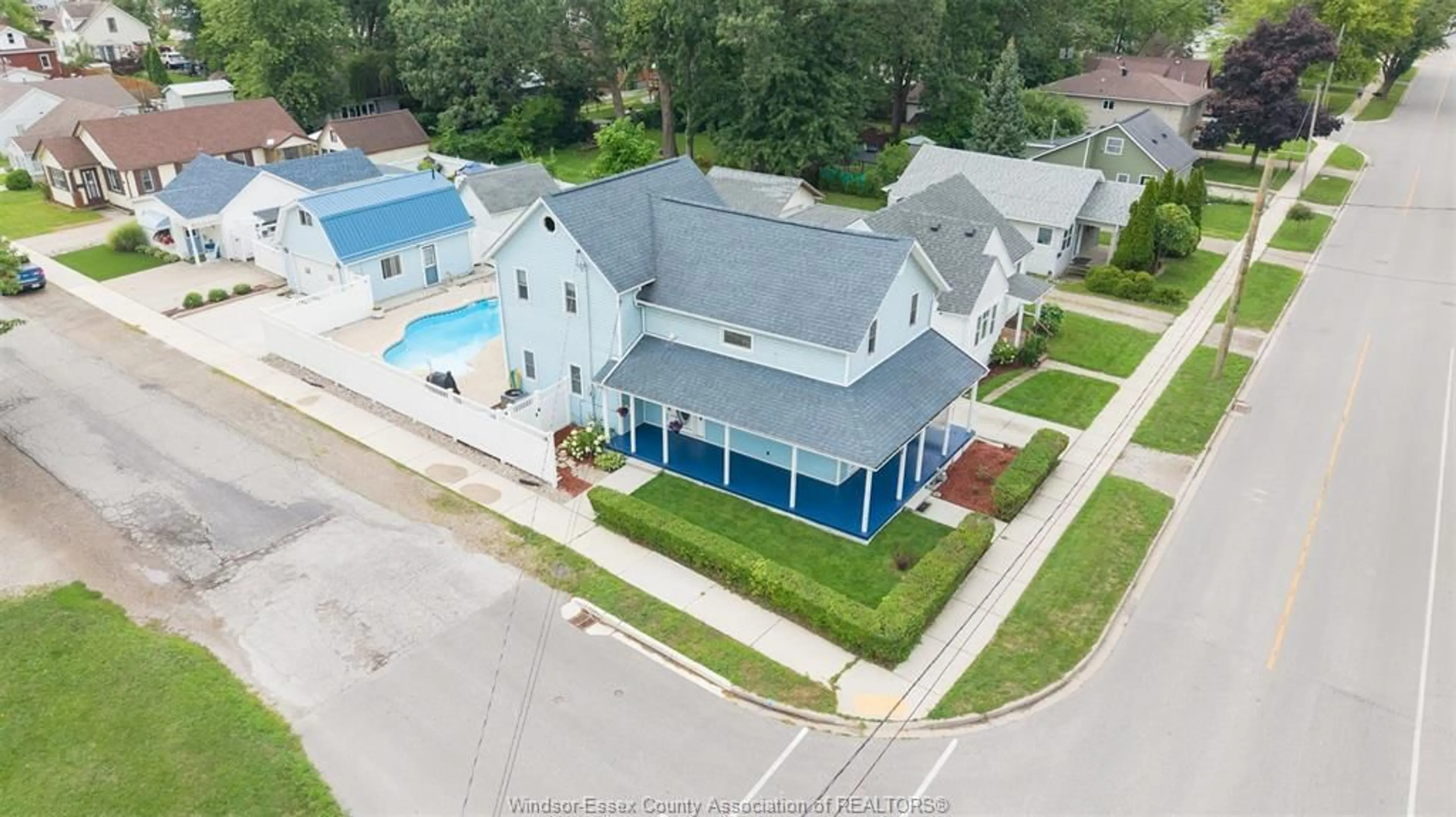A pic from outside/outdoor area/front of a property/back of a property/a pic from drone, unknown for 90 VICTORIA, Essex Ontario N8M 1M7