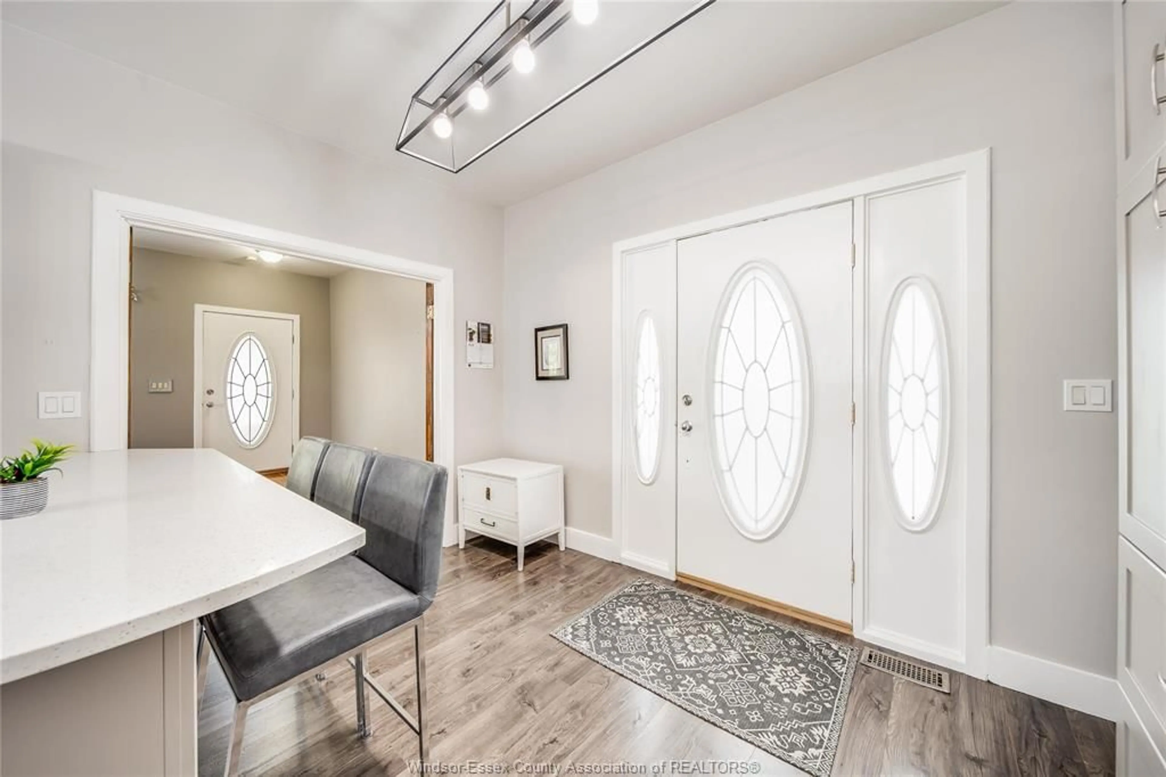 Indoor entryway for 90 VICTORIA, Essex Ontario N8M 1M7
