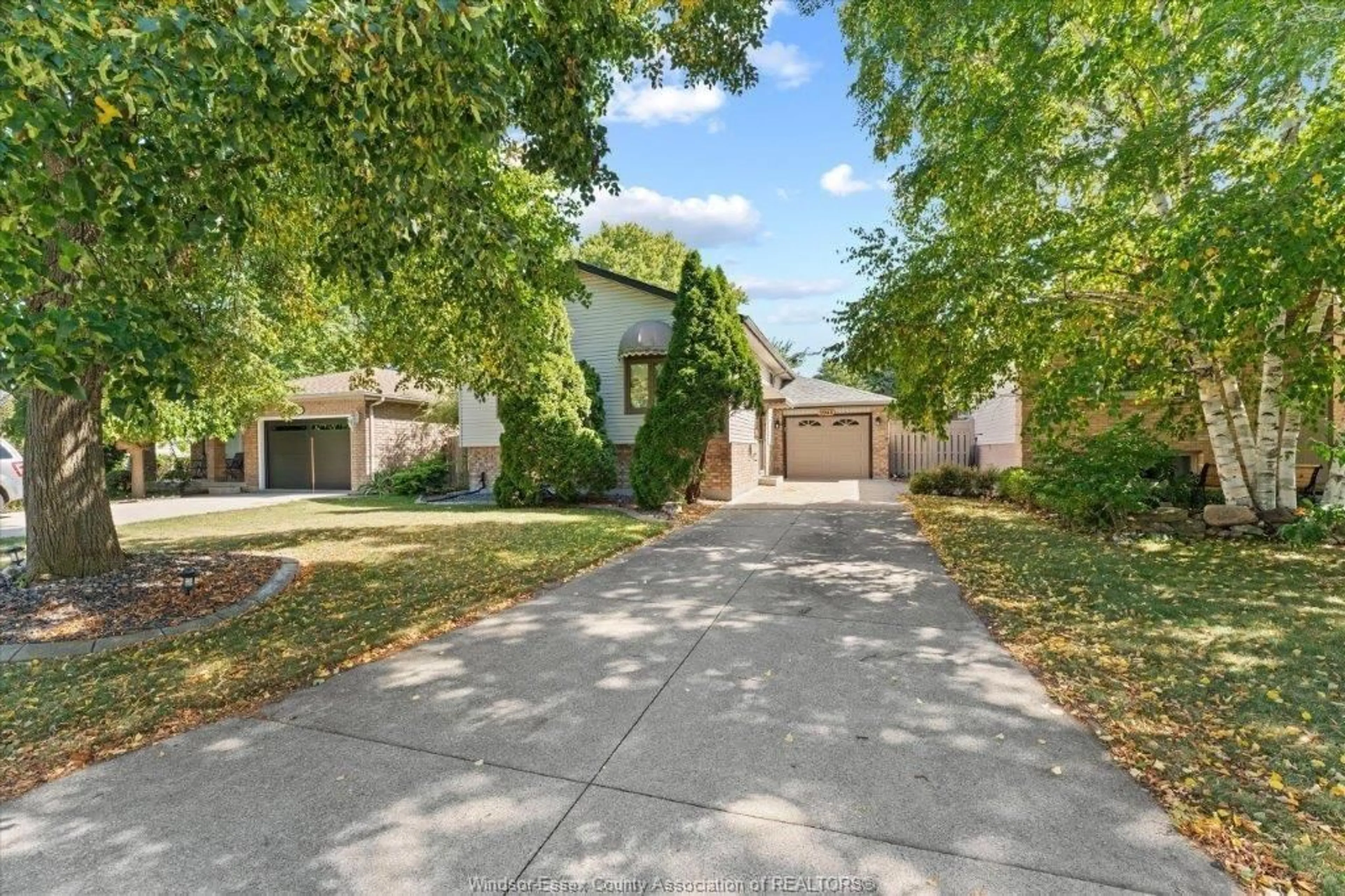 A pic from outside/outdoor area/front of a property/back of a property/a pic from drone, street for 3948 BLISS Rd, Windsor Ontario N8W 5L1