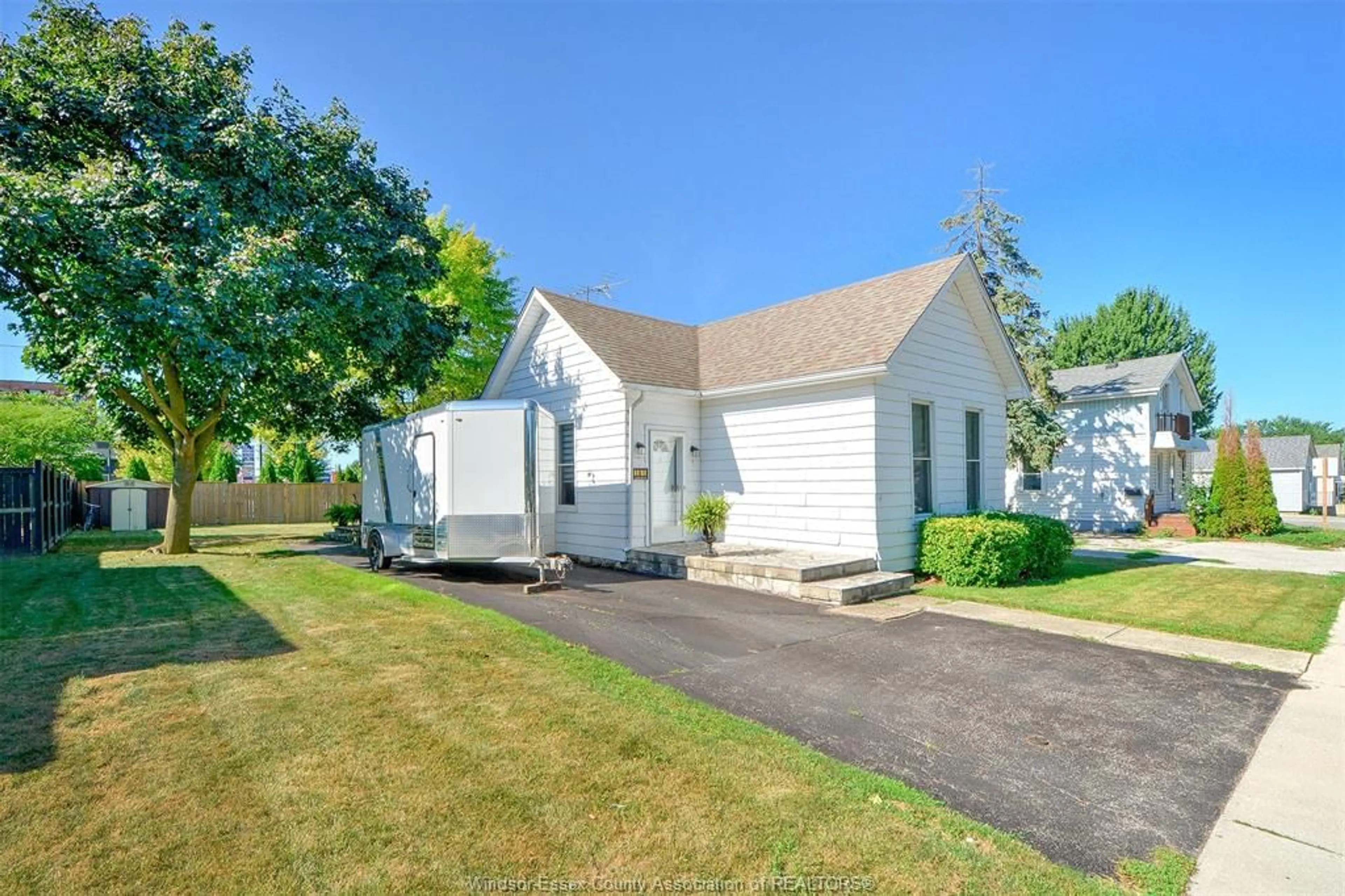 A pic from outside/outdoor area/front of a property/back of a property/a pic from drone, street for 161 PARK St, Amherstburg Ontario N9V 1P3