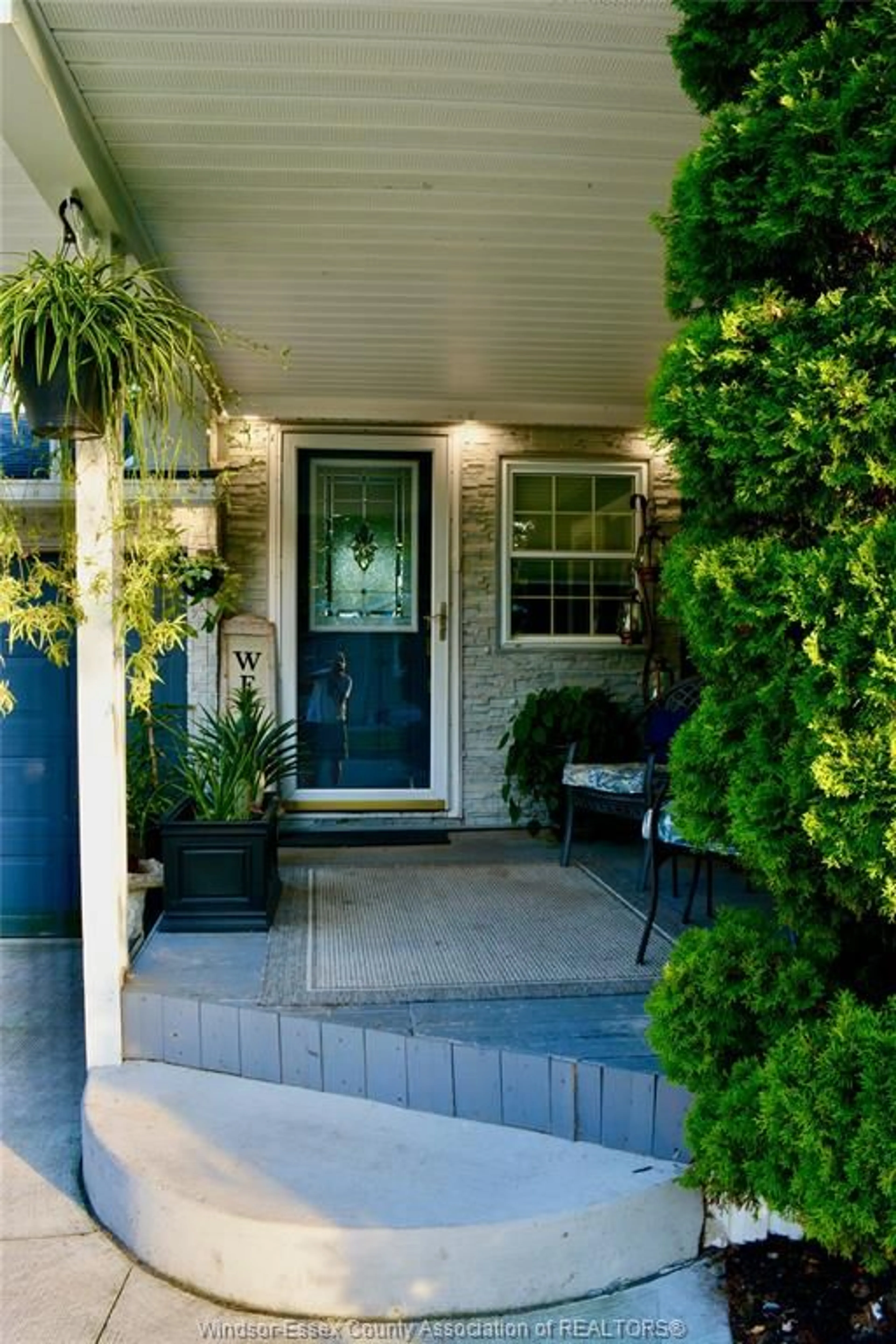 Indoor entryway for 18 DANA, Essex Ontario N8M 1Y9
