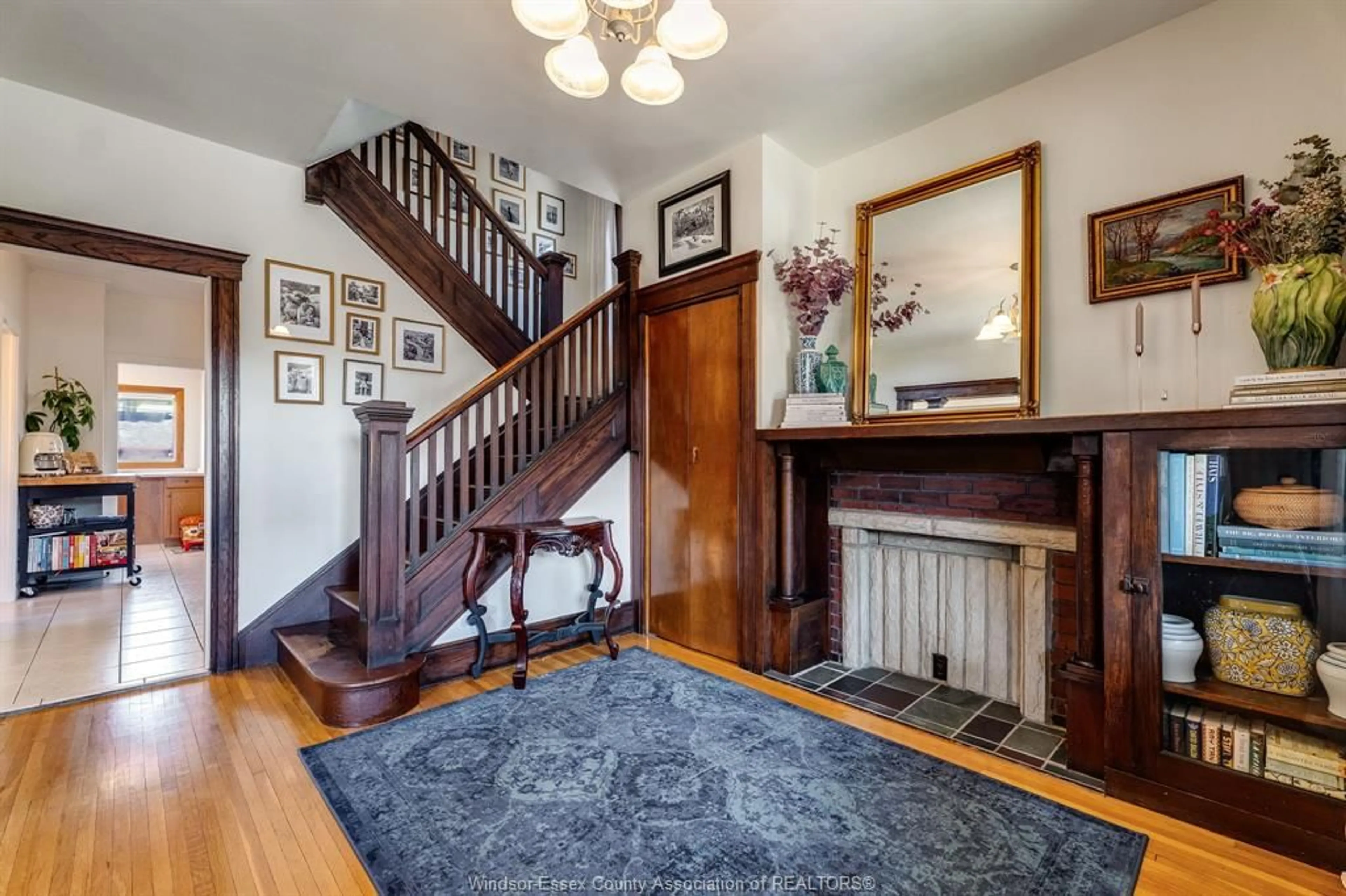Indoor foyer for 203 Moy Ave, Windsor Ontario N9A 2N1