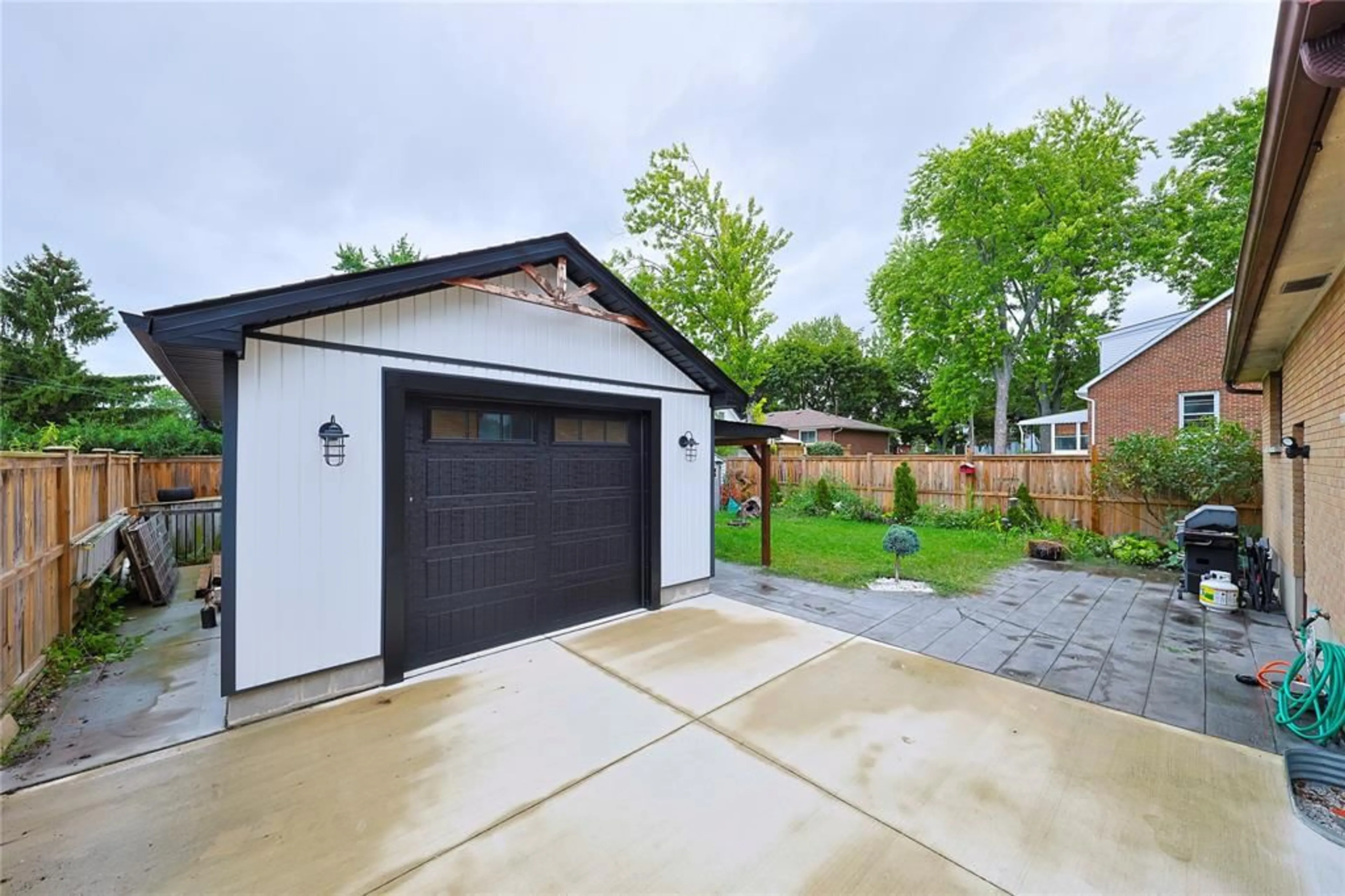 Indoor garage for 808 Rosedale Ave, Sarnia Ontario N7V 2A3