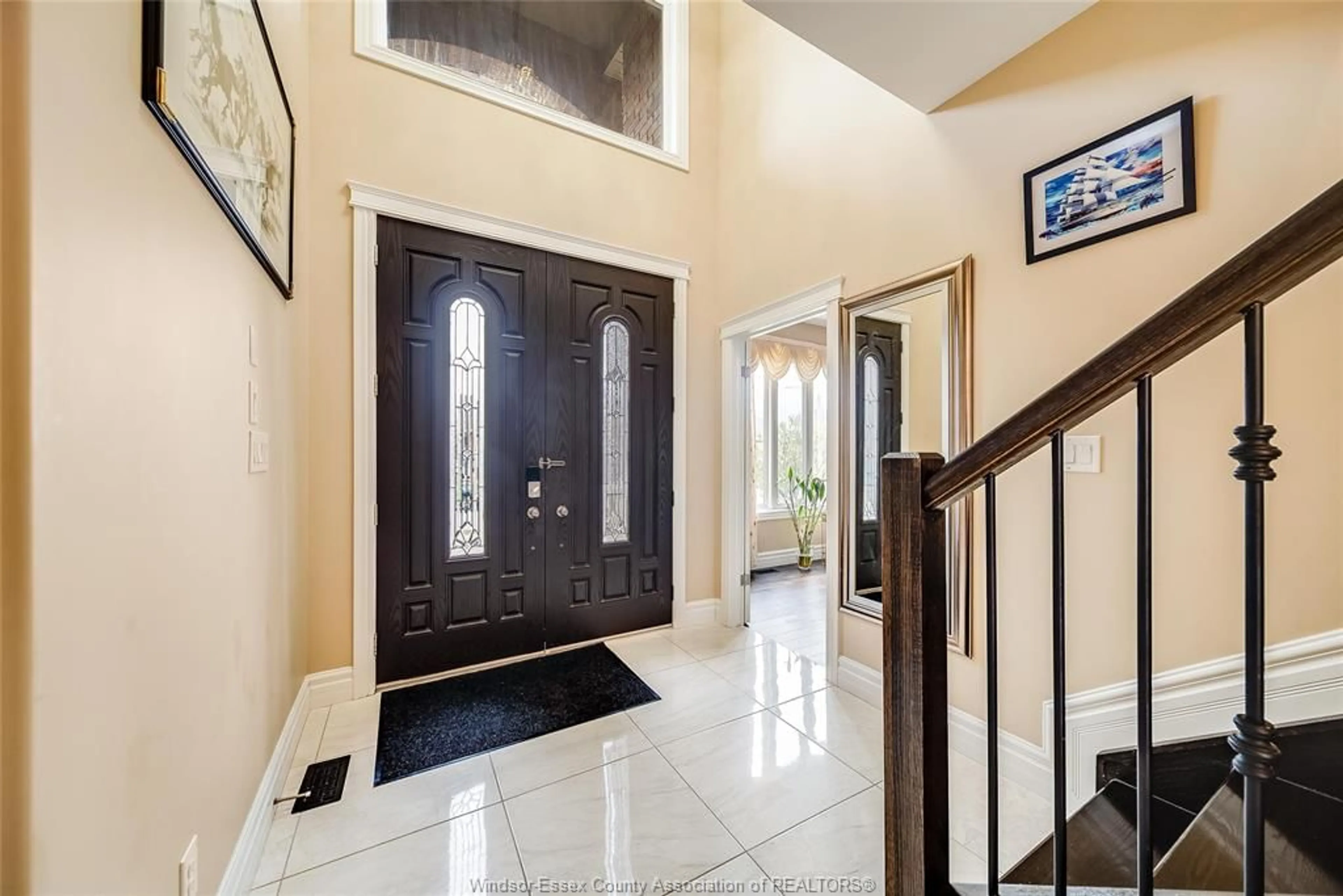 Indoor foyer for 2280 DANDURAND, Windsor Ontario N9E 4Z7