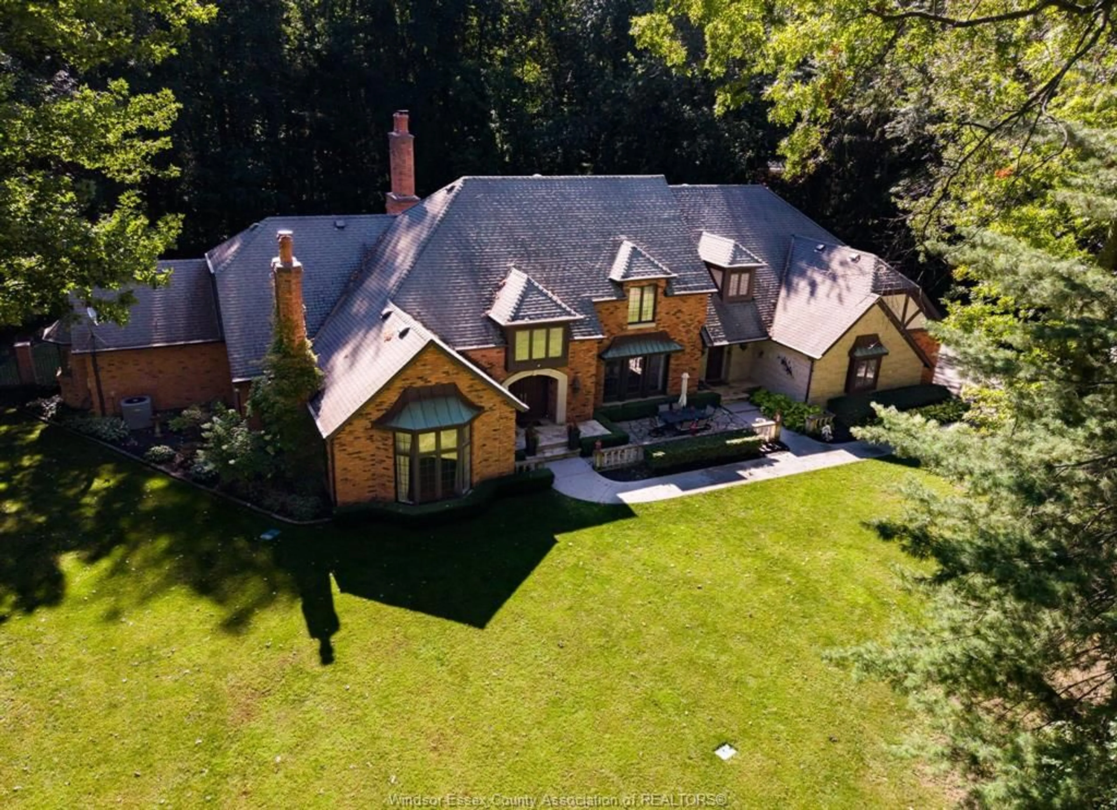A pic from outside/outdoor area/front of a property/back of a property/a pic from drone, unknown for 7550 MATCHETT, LaSalle Ontario N9J 2S5