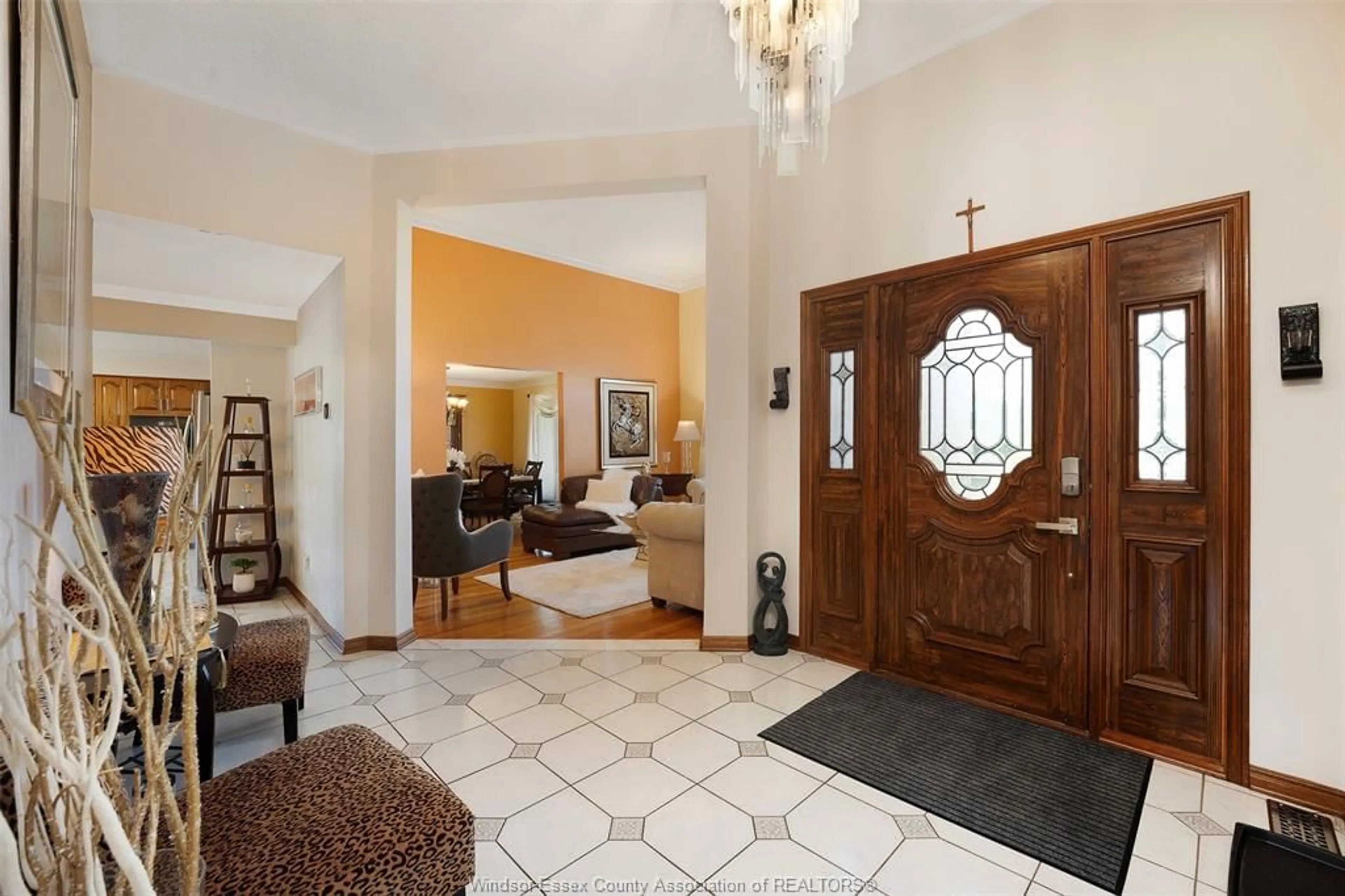 Indoor foyer for 12339 FUNARO Cres, Tecumseh Ontario N9K 1B2