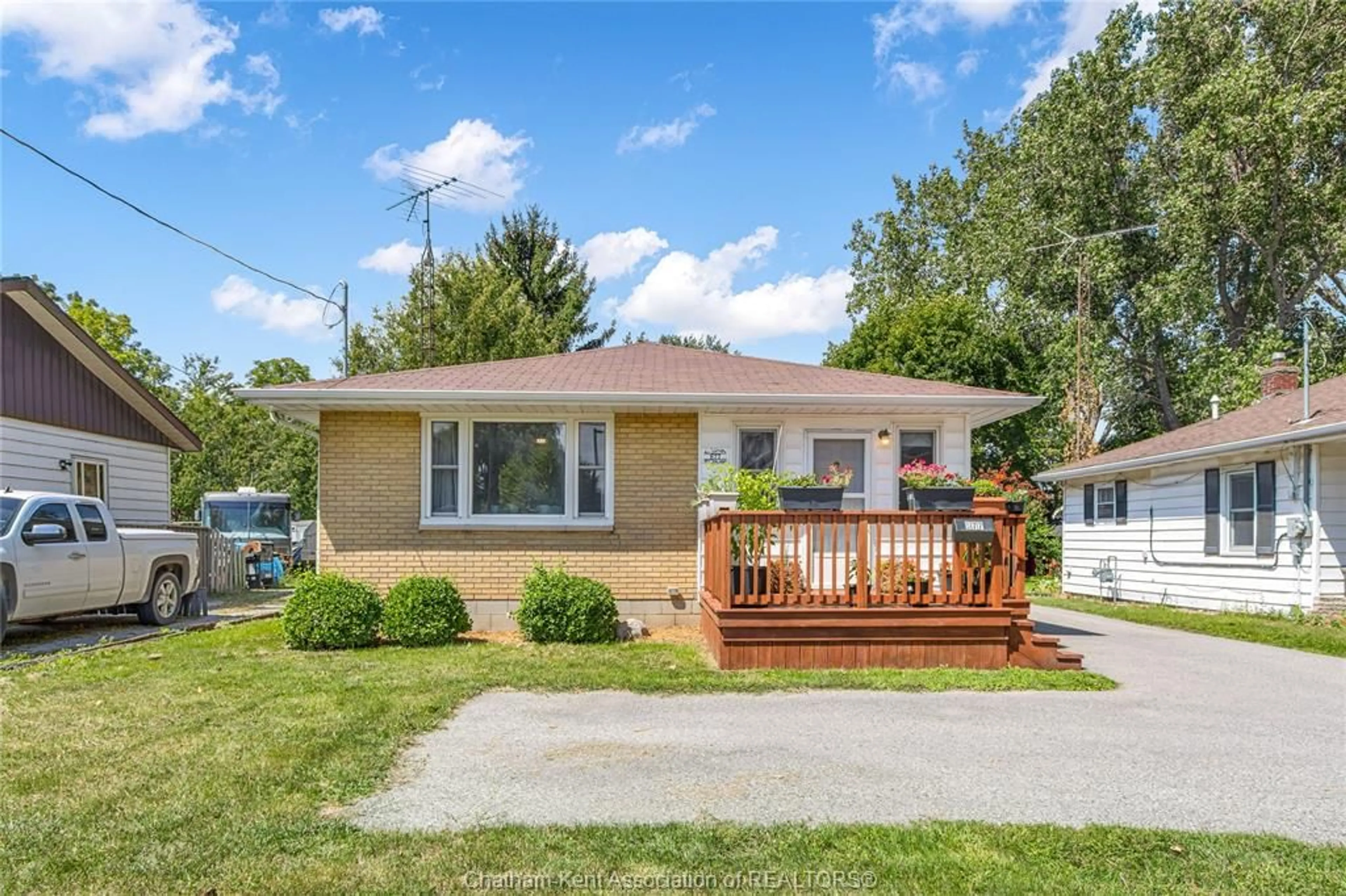 Home with vinyl exterior material, street for 577 PARK Ave, Chatham Ontario N7M 1X1