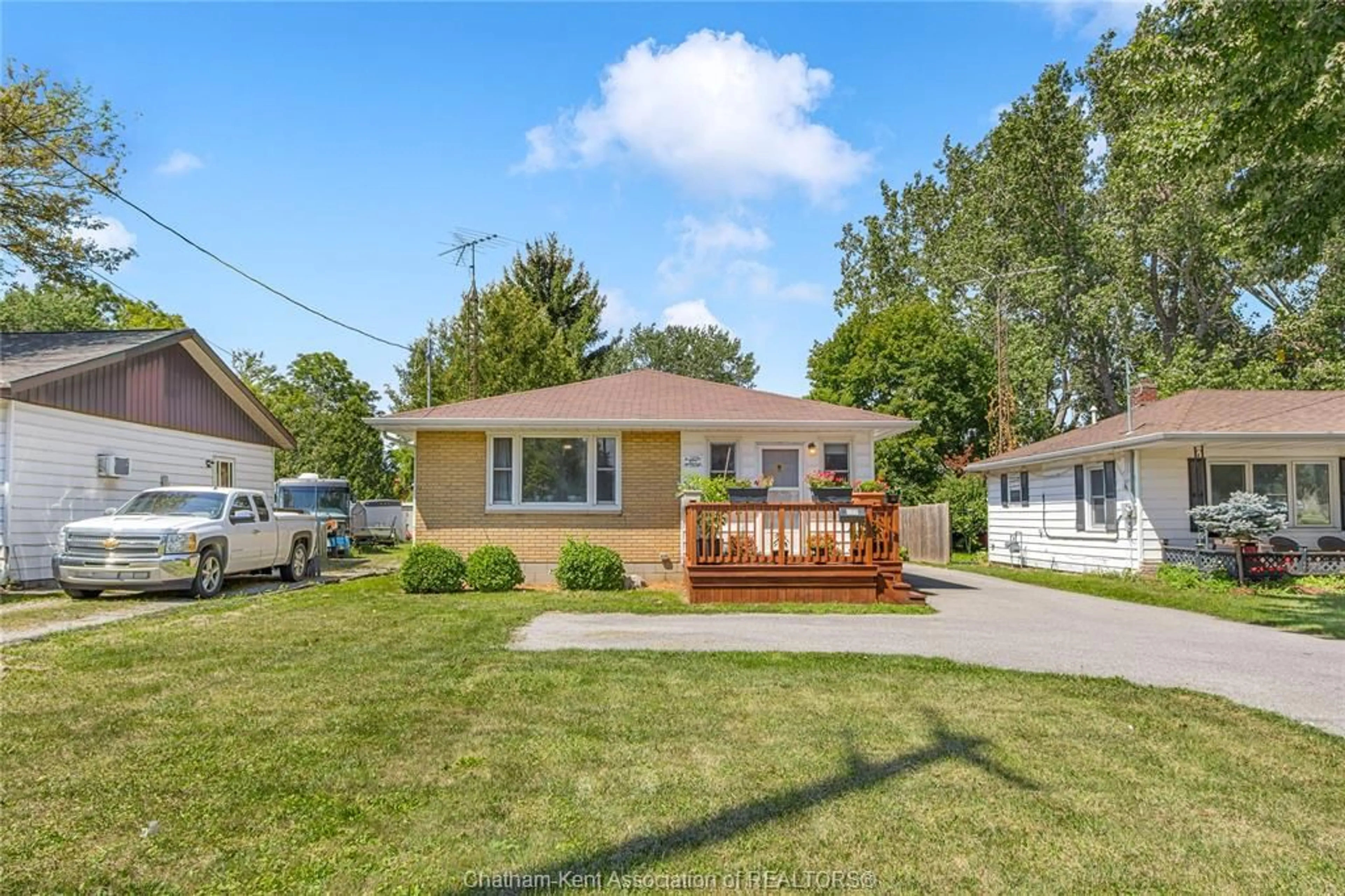 Home with vinyl exterior material, street for 577 PARK Ave, Chatham Ontario N7M 1X1