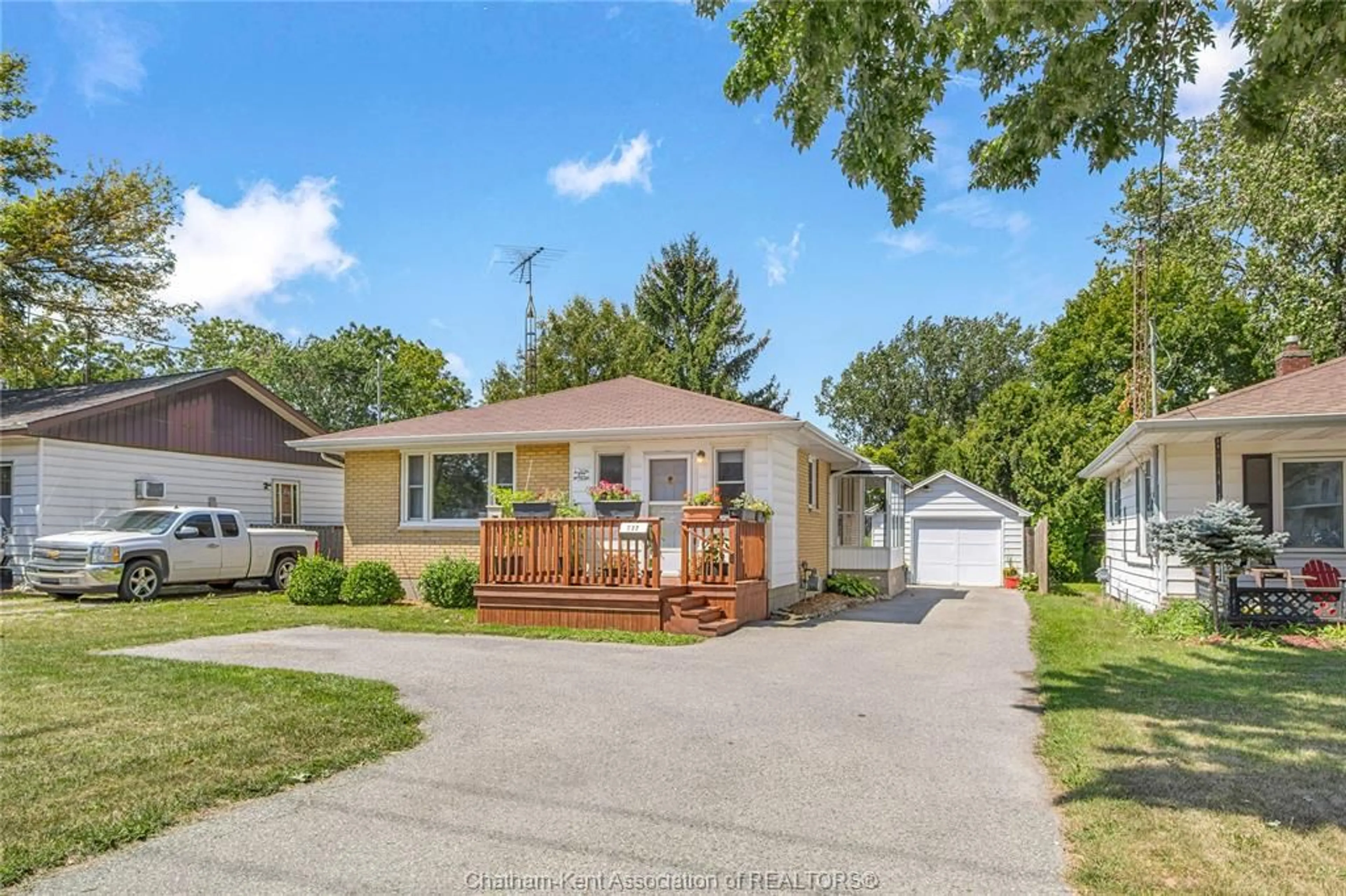 Home with vinyl exterior material, street for 577 PARK Ave, Chatham Ontario N7M 1X1