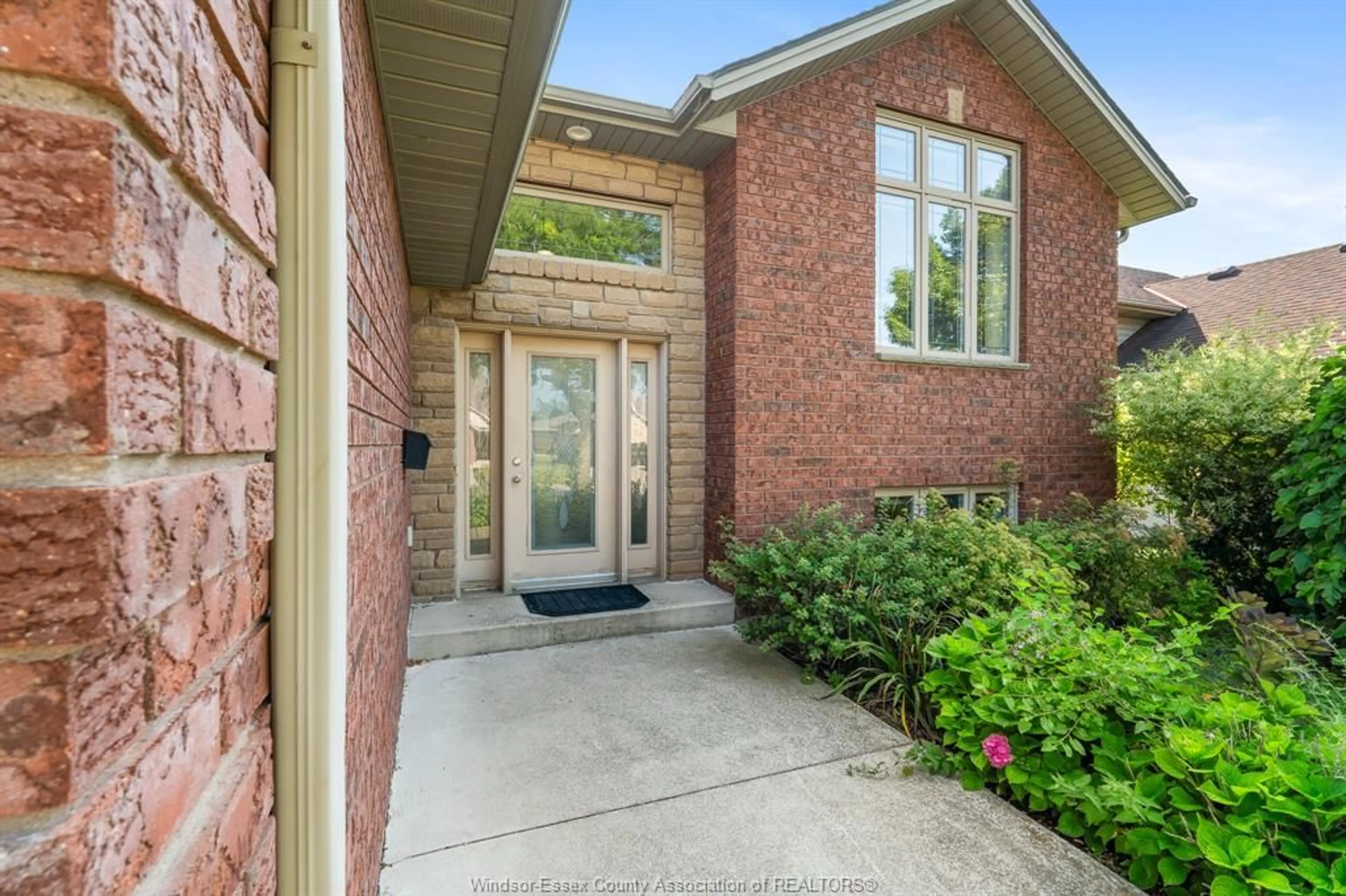 Home with brick exterior material, street for 102 Joanne Crt, Leamington Ontario N8H 5N5