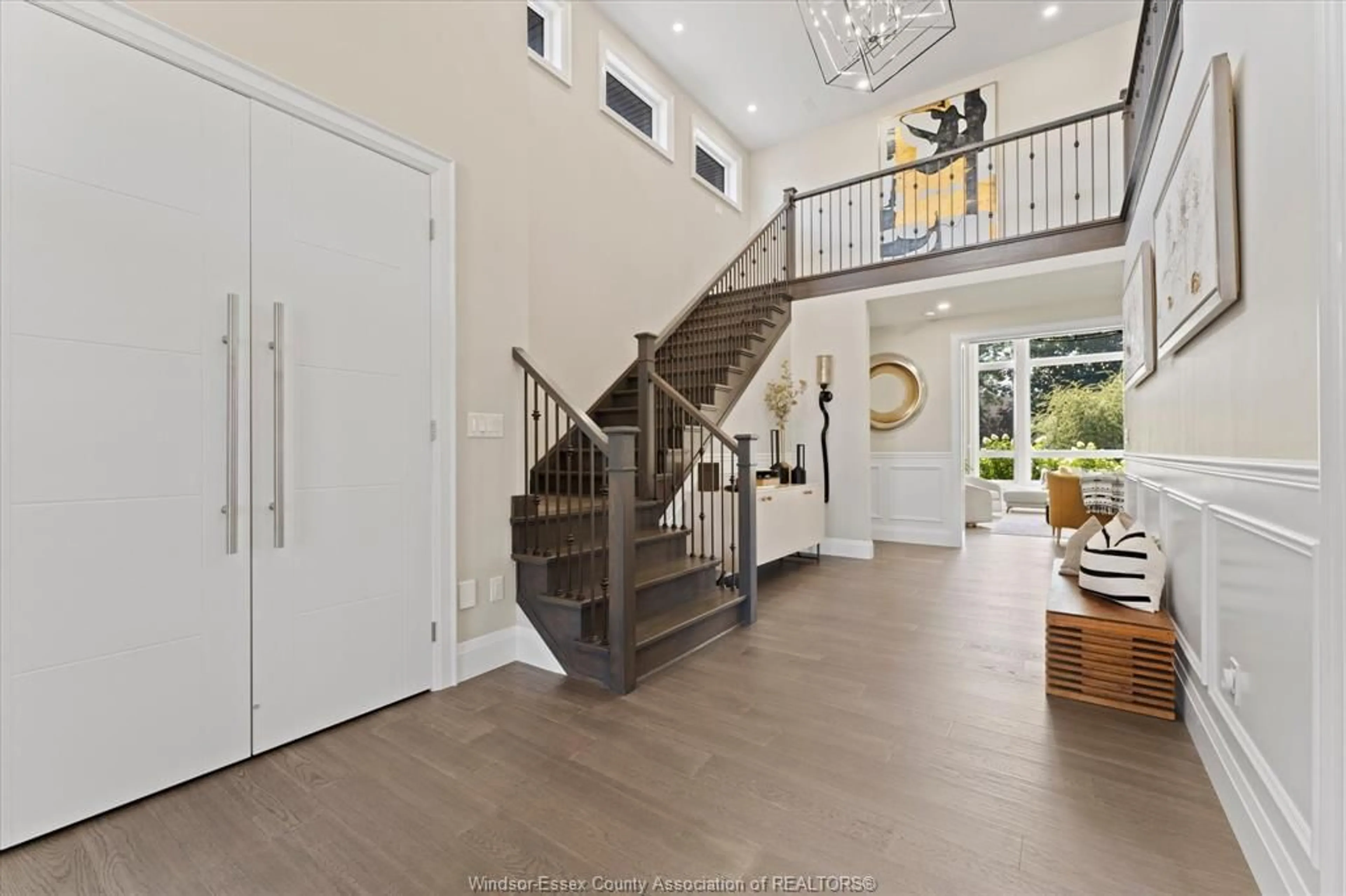 Indoor entryway for 4200 DONATO Dr, LaSalle Ontario N9H 0L5