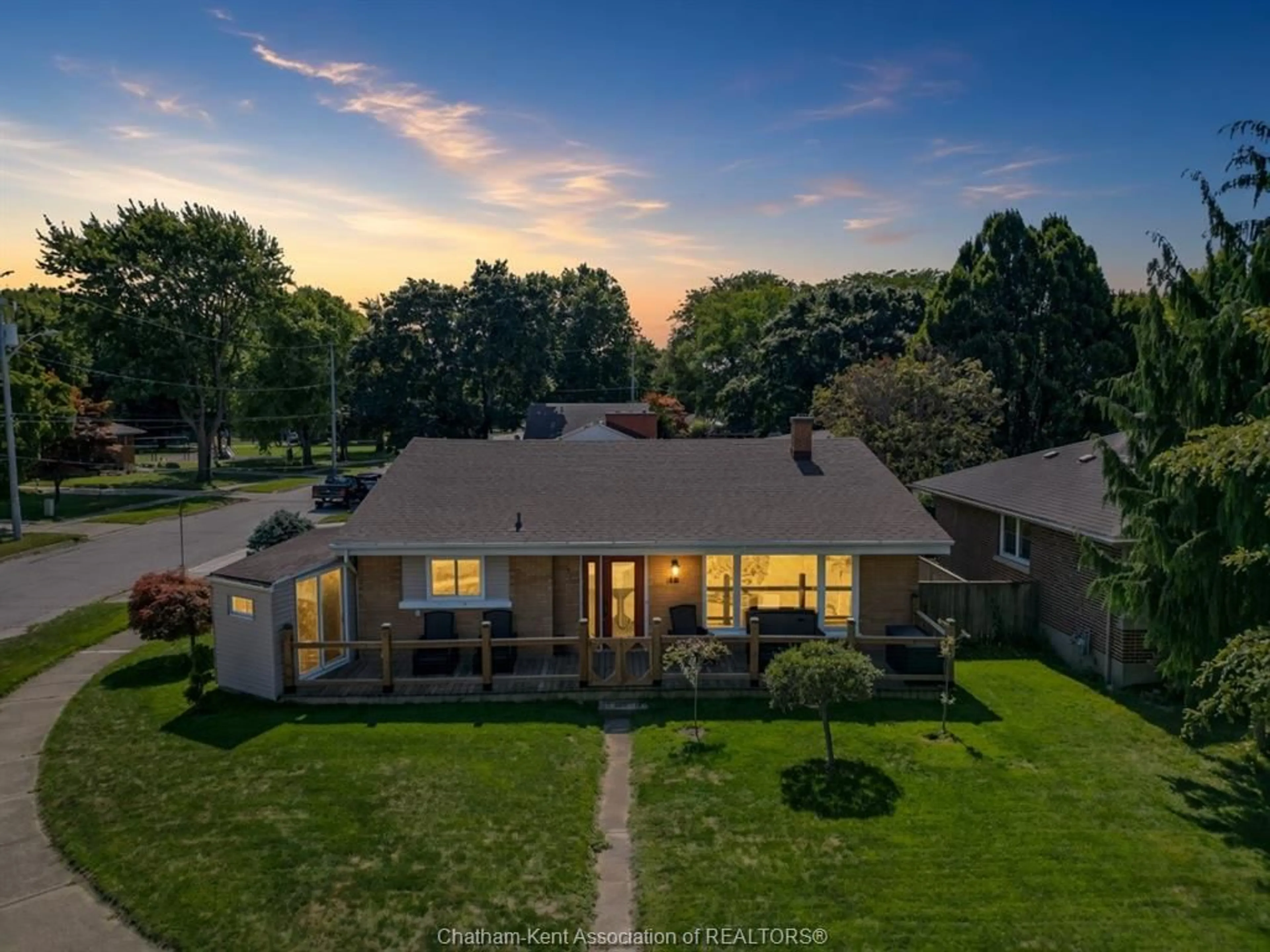 A pic from outside/outdoor area/front of a property/back of a property/a pic from drone, unknown for 46 Highland Dr, Chatham Ontario N7M 4C3