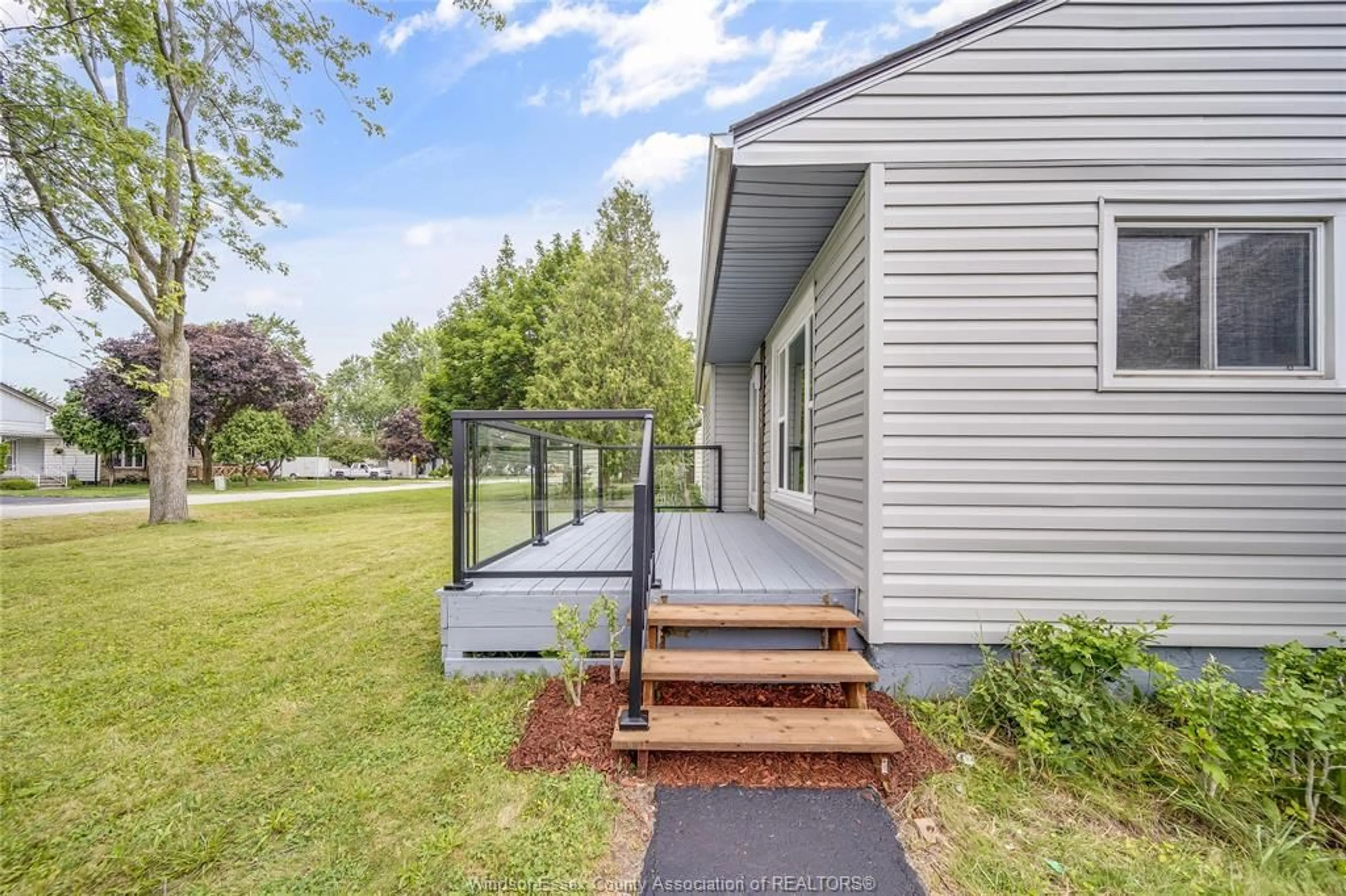 Home with vinyl exterior material, unknown for 3210 BLISS Rd, Windsor Ontario N8W 3B1