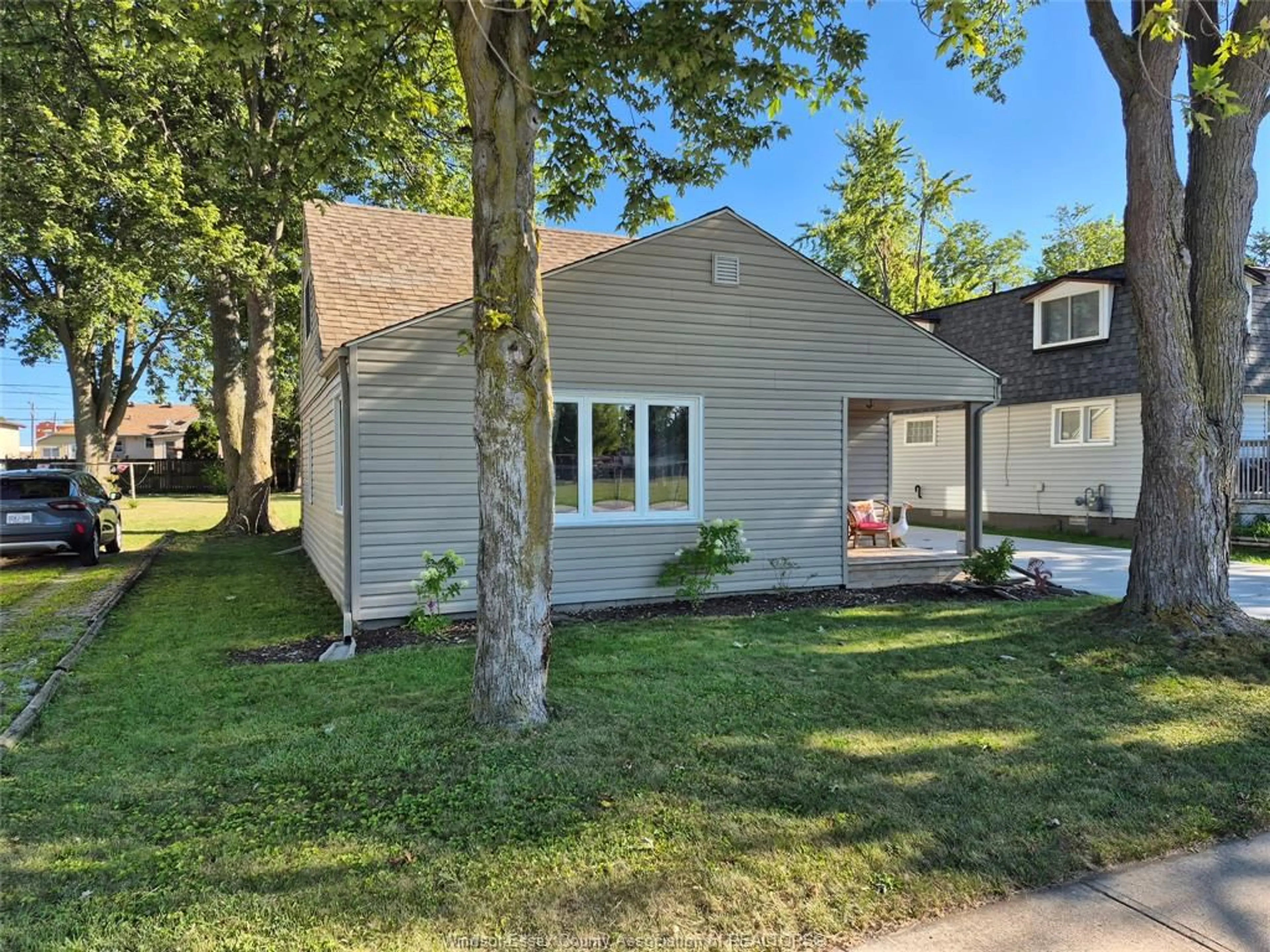 Home with vinyl exterior material, street for 162 Munger Avenue West, Harrow Ontario N0R 1G0