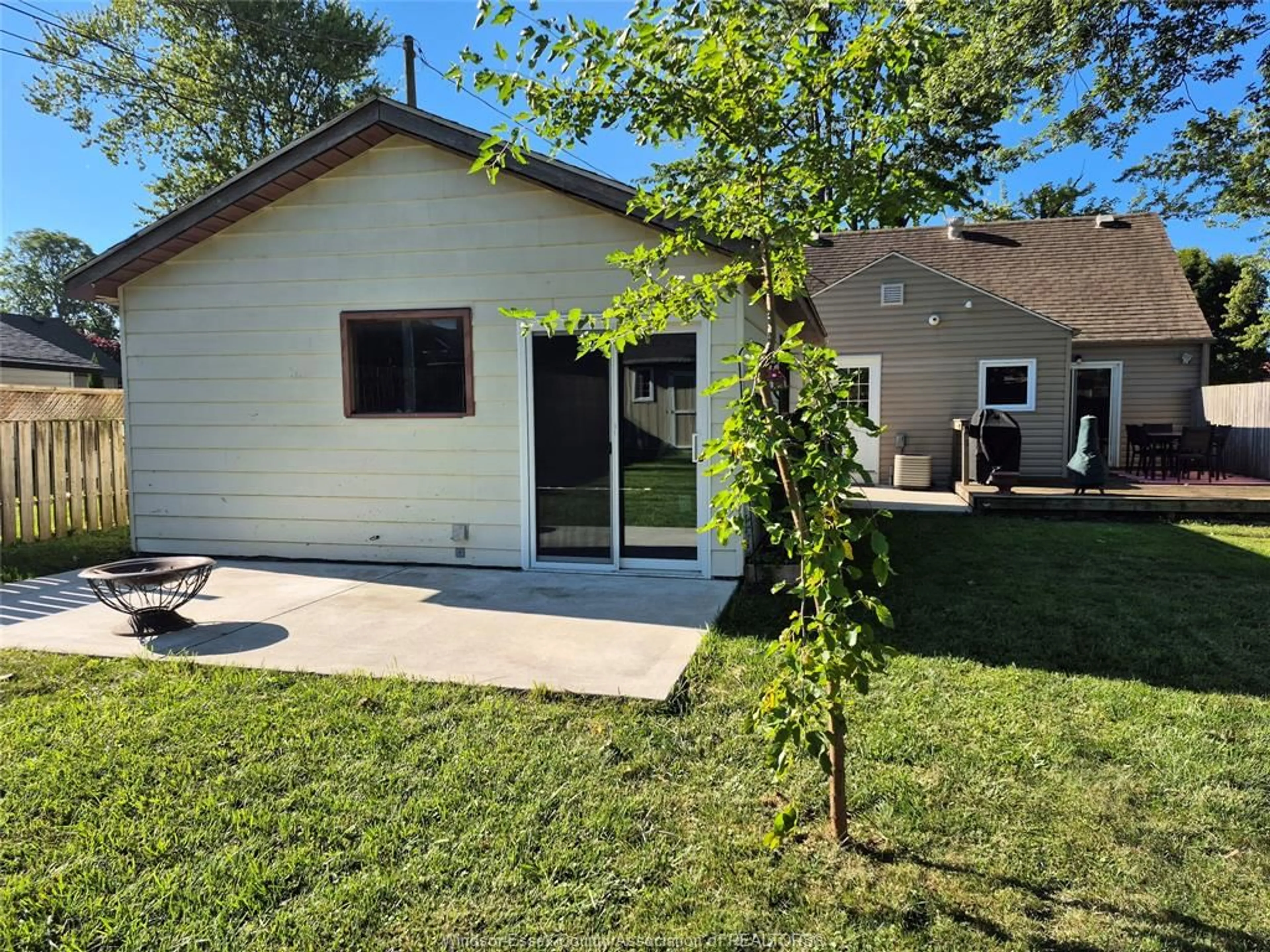 Home with vinyl exterior material, street for 162 Munger Avenue West, Harrow Ontario N0R 1G0