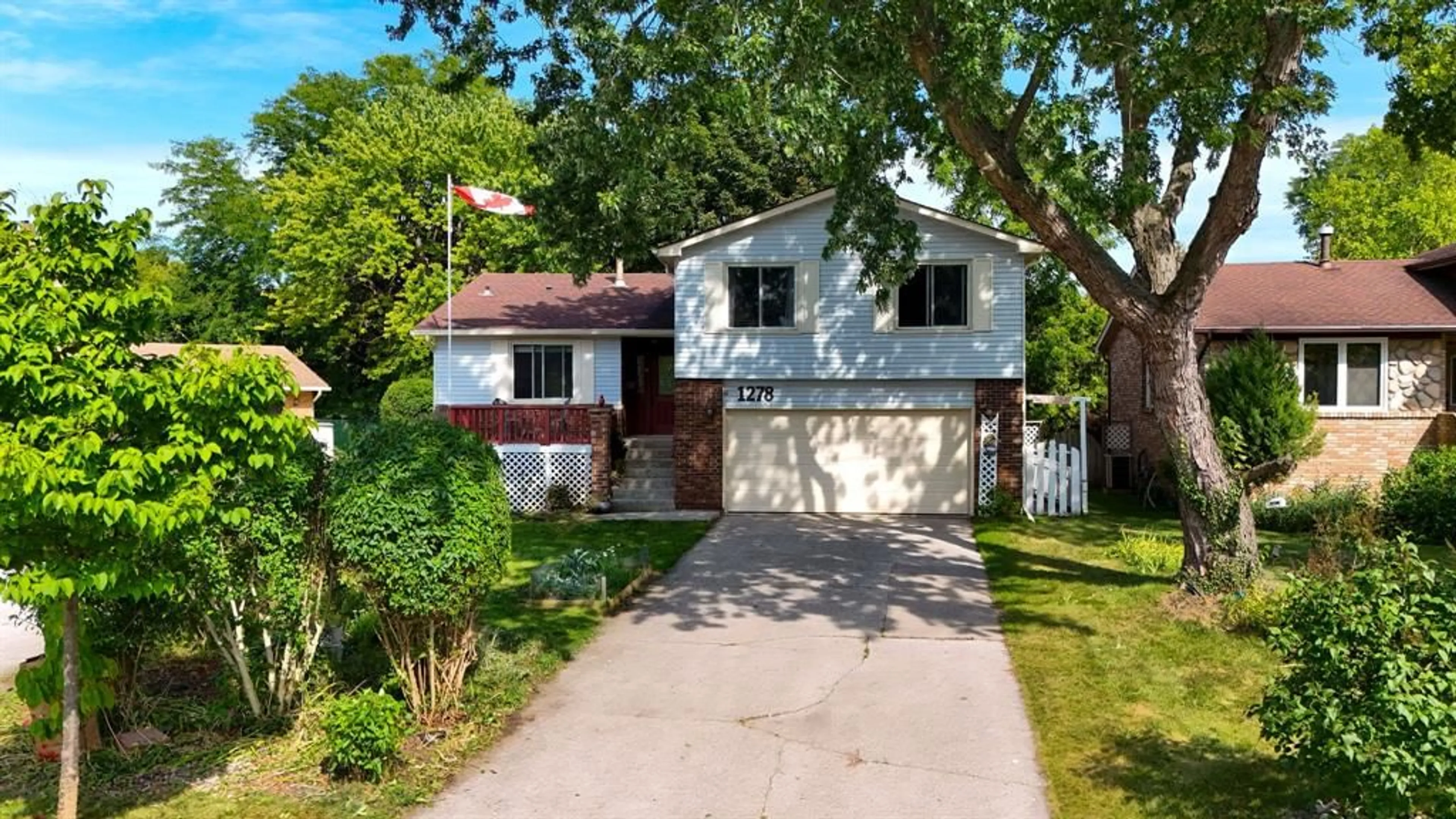 Home with vinyl exterior material, street for 1278 Andrew Crt, Sarnia Ontario N7V 4H4