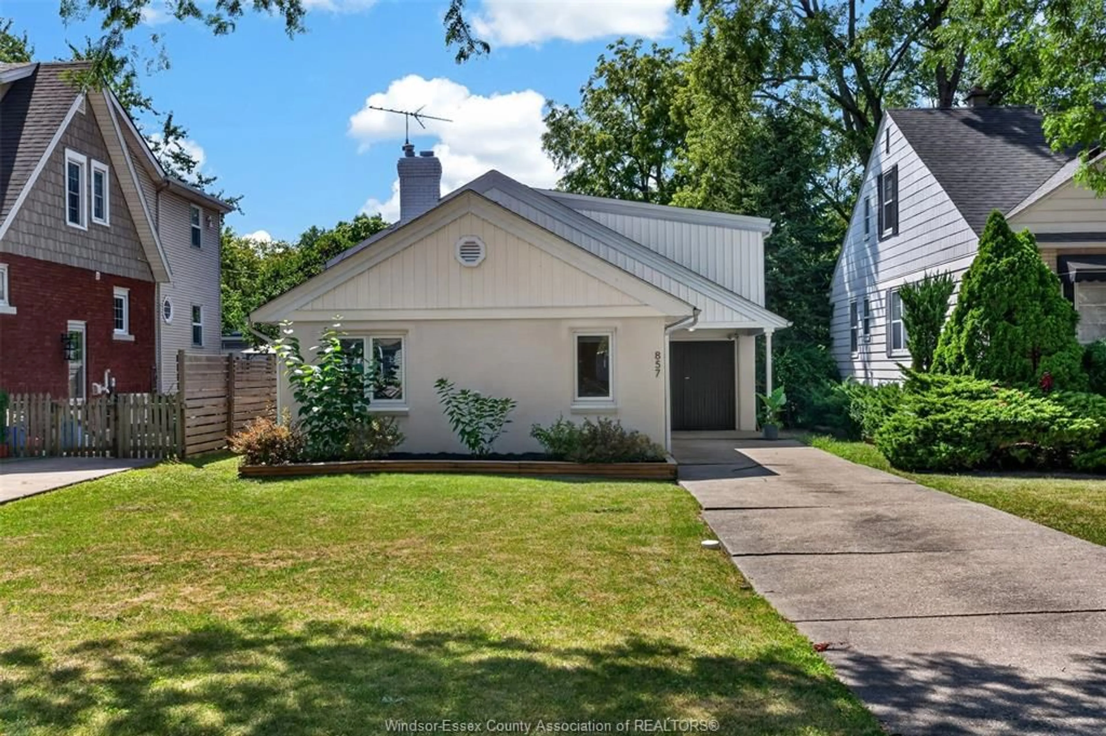 A pic from outside/outdoor area/front of a property/back of a property/a pic from drone, street for 857 THOMPSON Blvd, Windsor Ontario N8S 2G6
