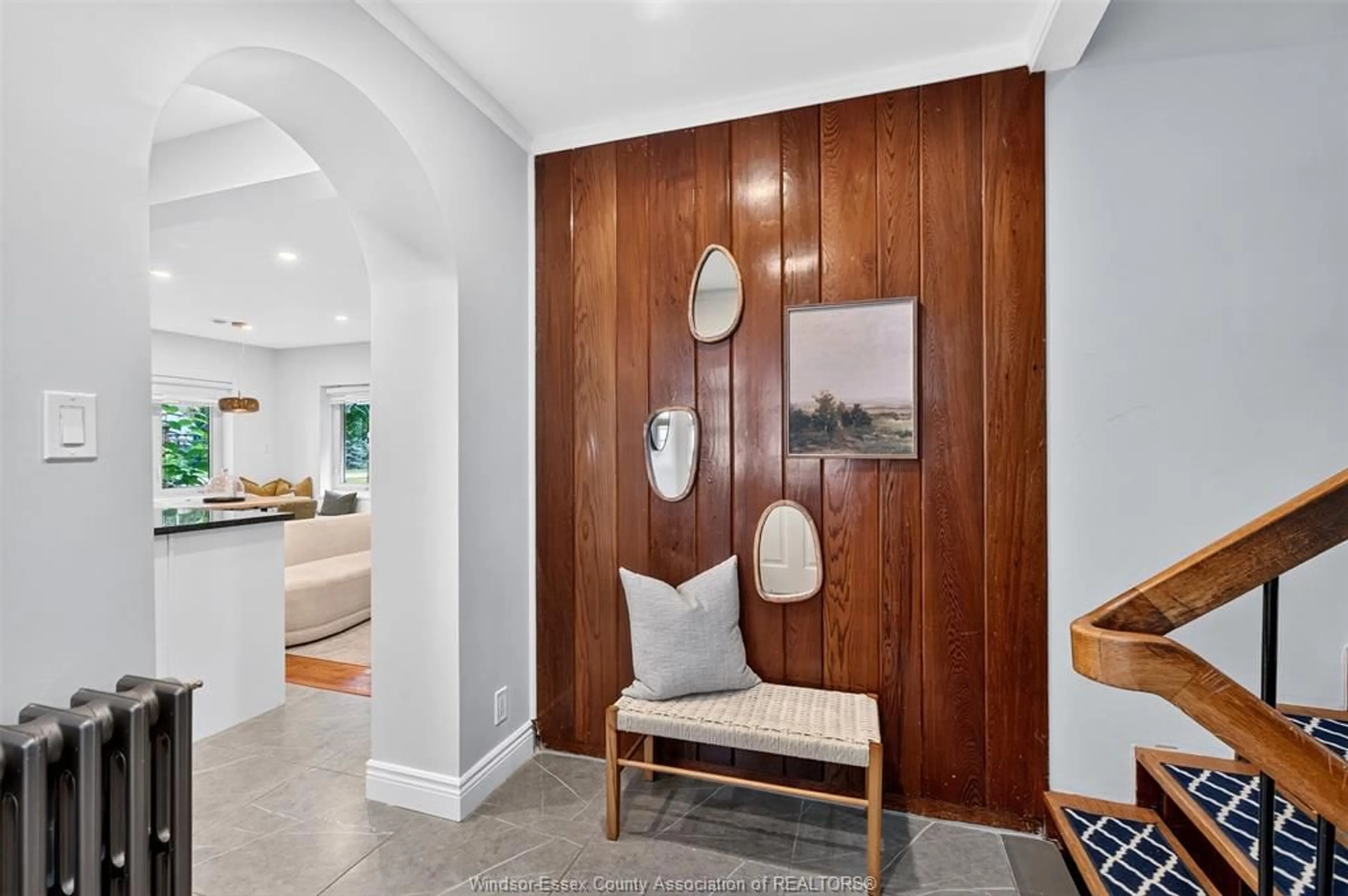 Indoor entryway for 857 THOMPSON Blvd, Windsor Ontario N8S 2G6