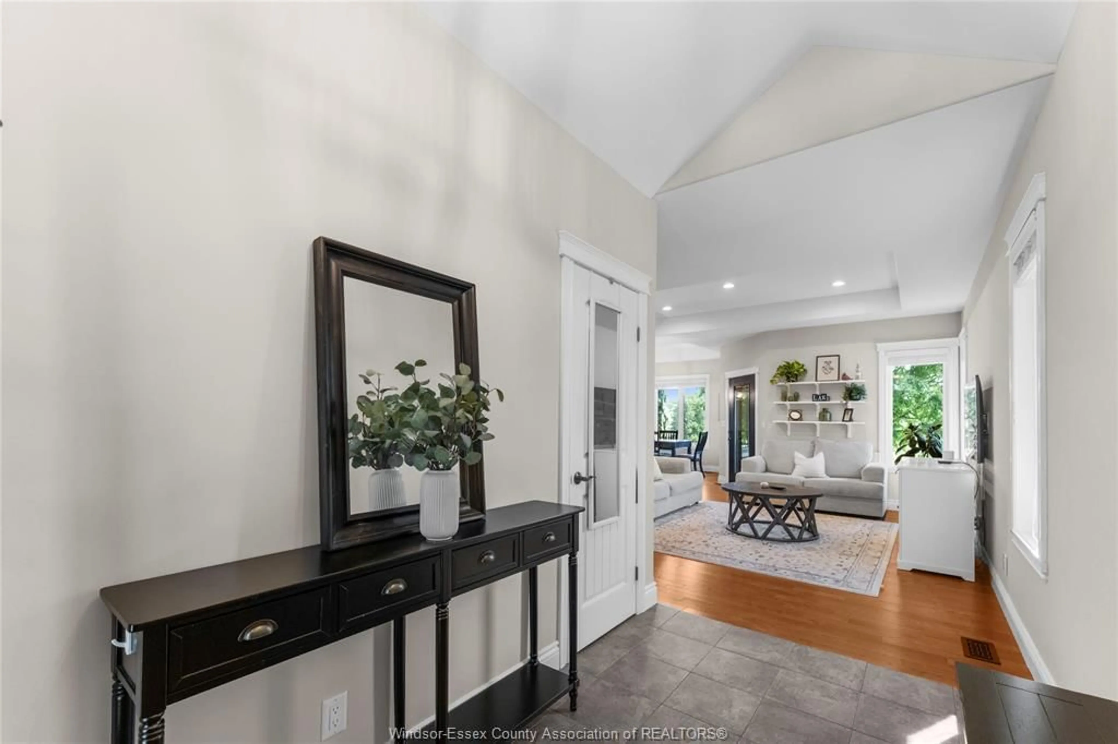 Indoor entryway for 49 Montego Bay Cres, Kingsville Ontario N9Y 4E7