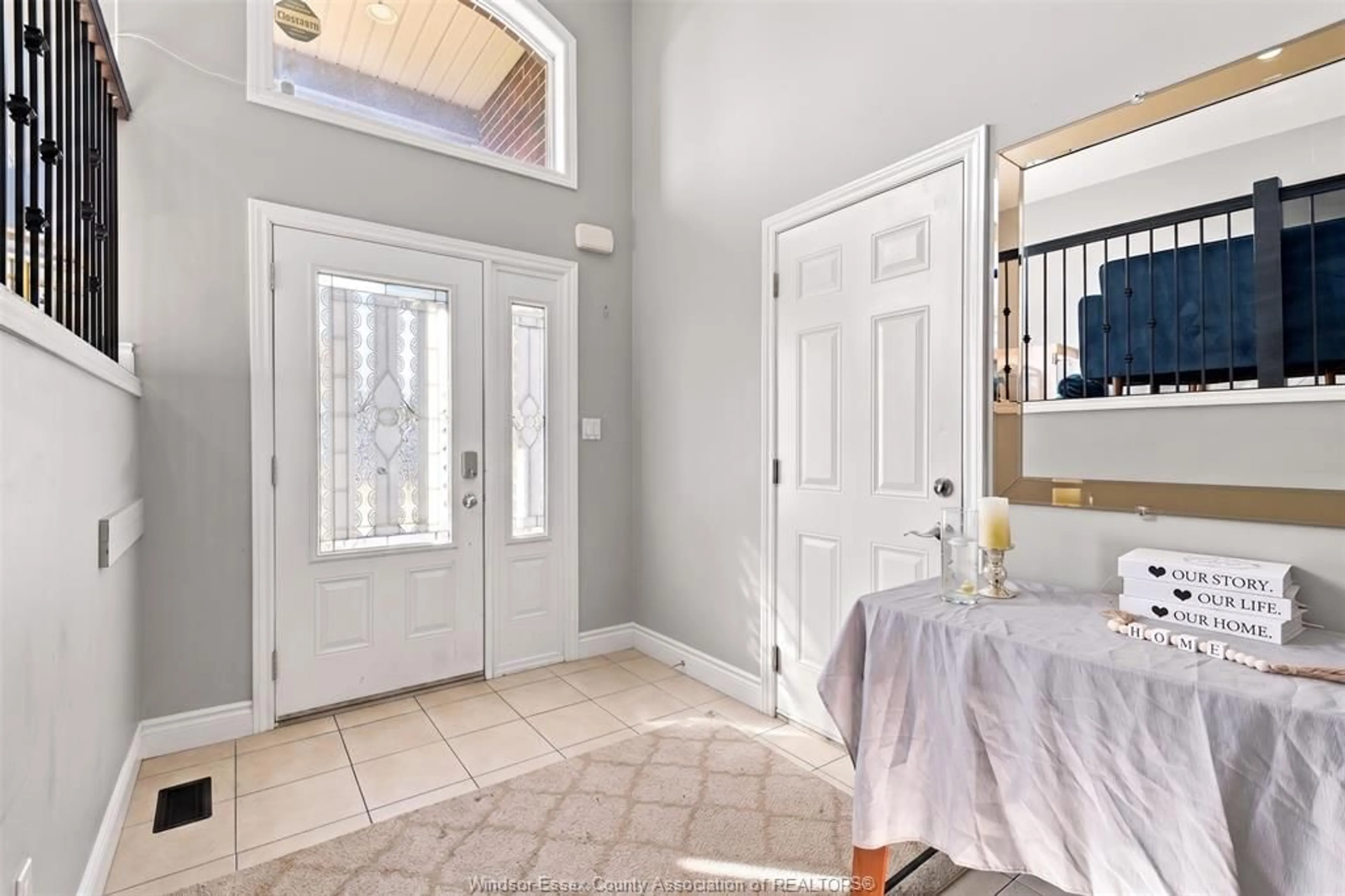 Indoor entryway for 1718 KENORA St, Windsor Ontario N9B 3X7