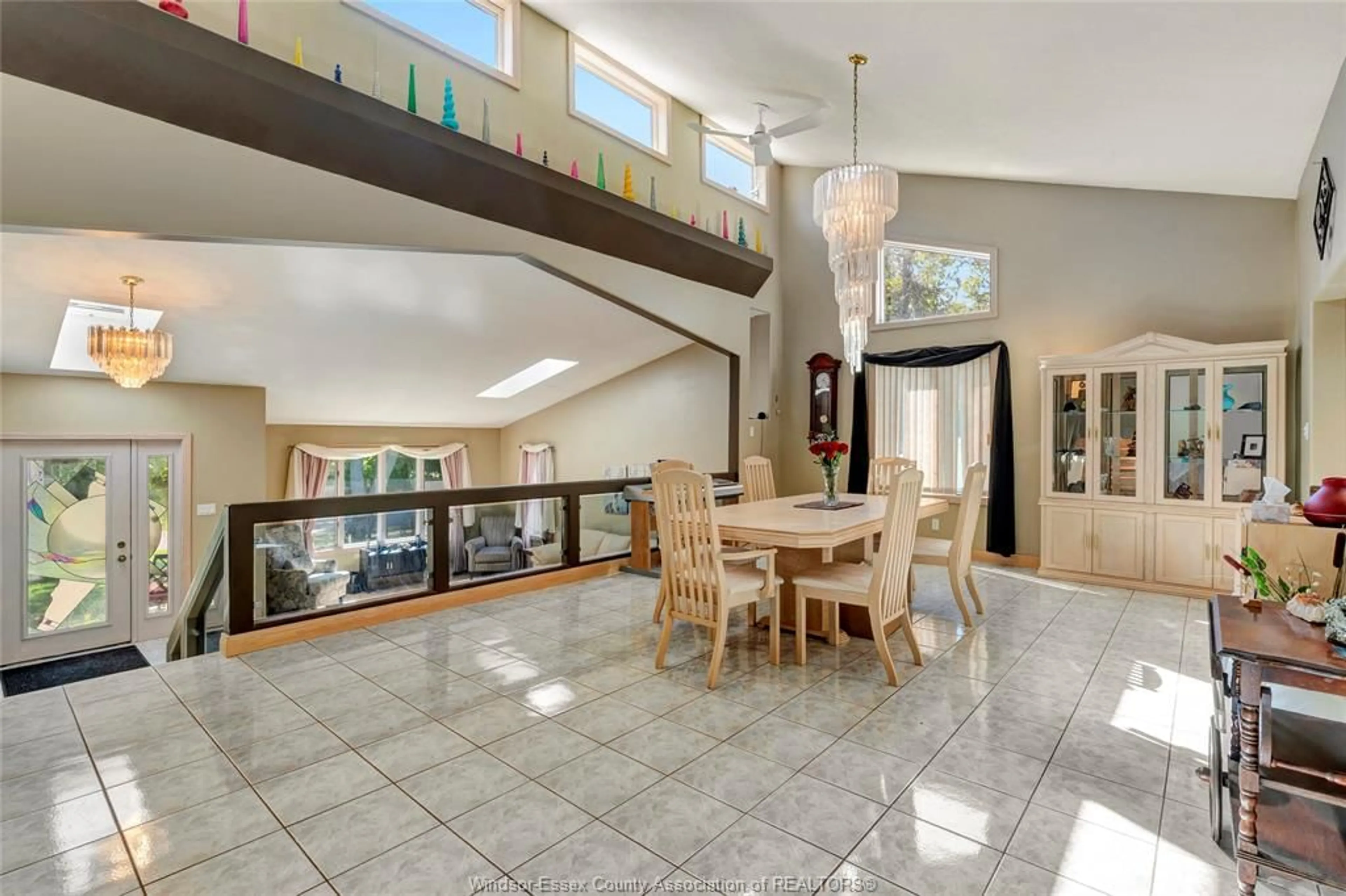 Indoor foyer for 943 ERIE, Kingsville Ontario N9Y 3E3