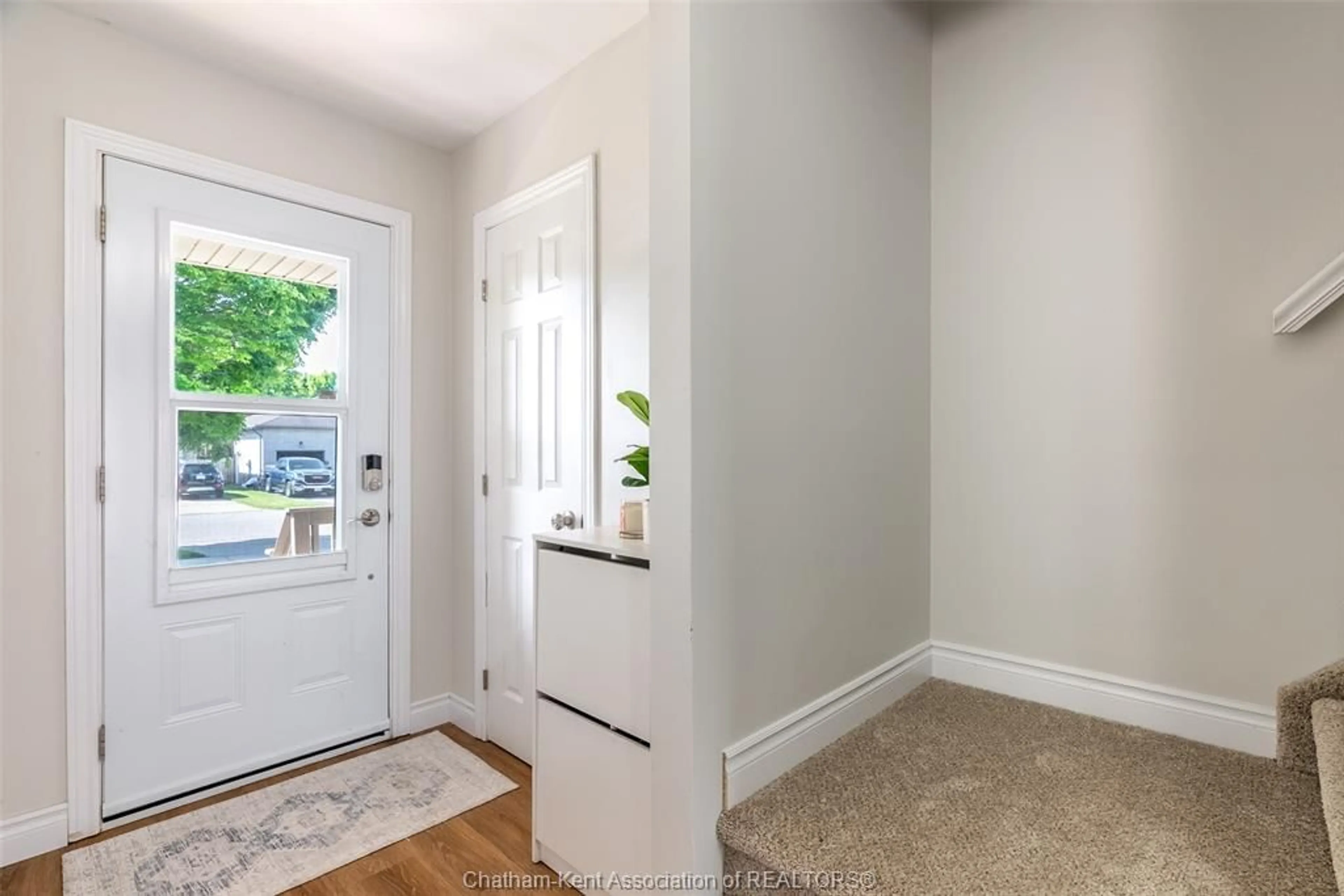 Indoor entryway for 270 Greenfield Lane, Chatham Ontario N7L 5N4