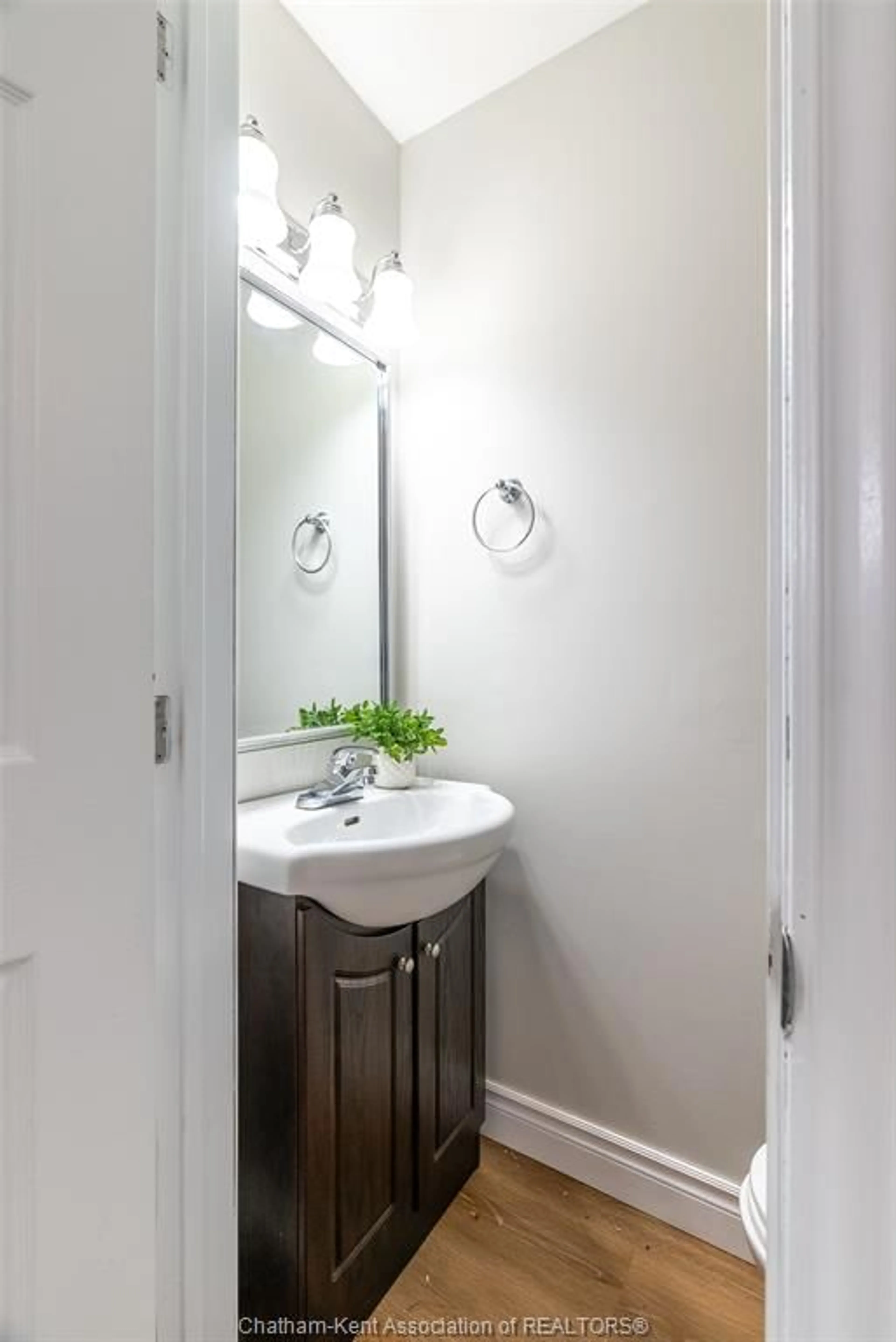 Standard bathroom, ceramic/tile floor for 270 Greenfield Lane, Chatham Ontario N7L 5N4