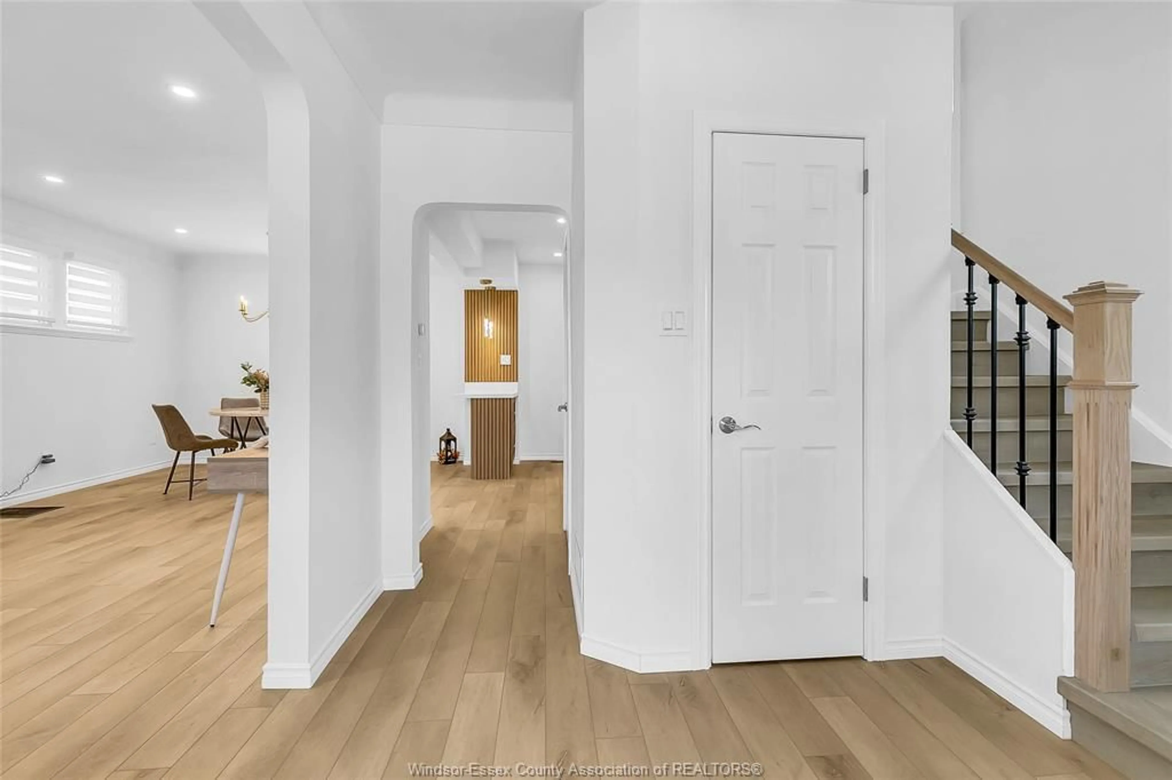Indoor entryway for 1457 DOUGALL, Windsor Ontario N8X 1R9