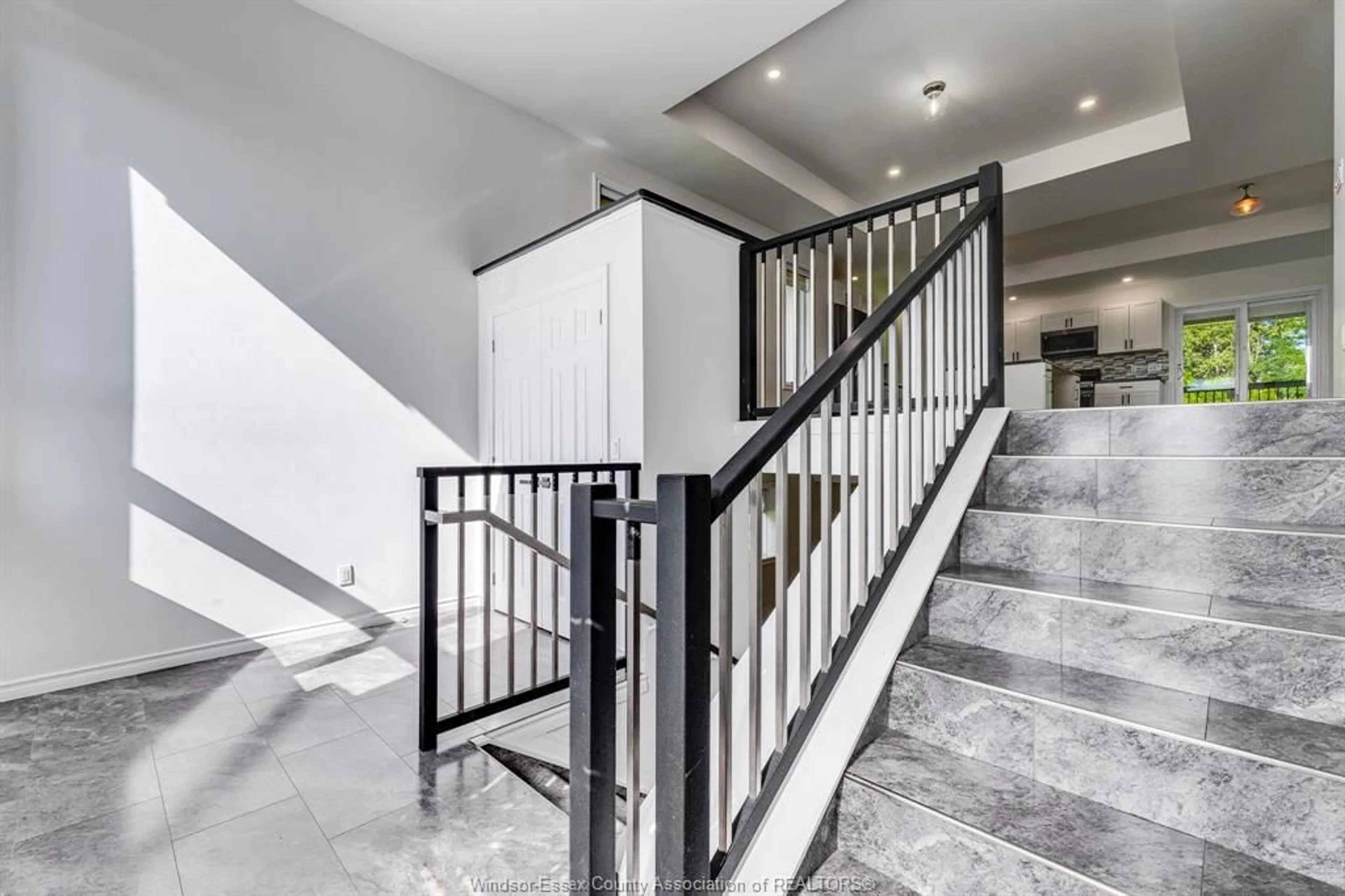 Stairs for 114 George St, Merlin Ontario N0P 1W0