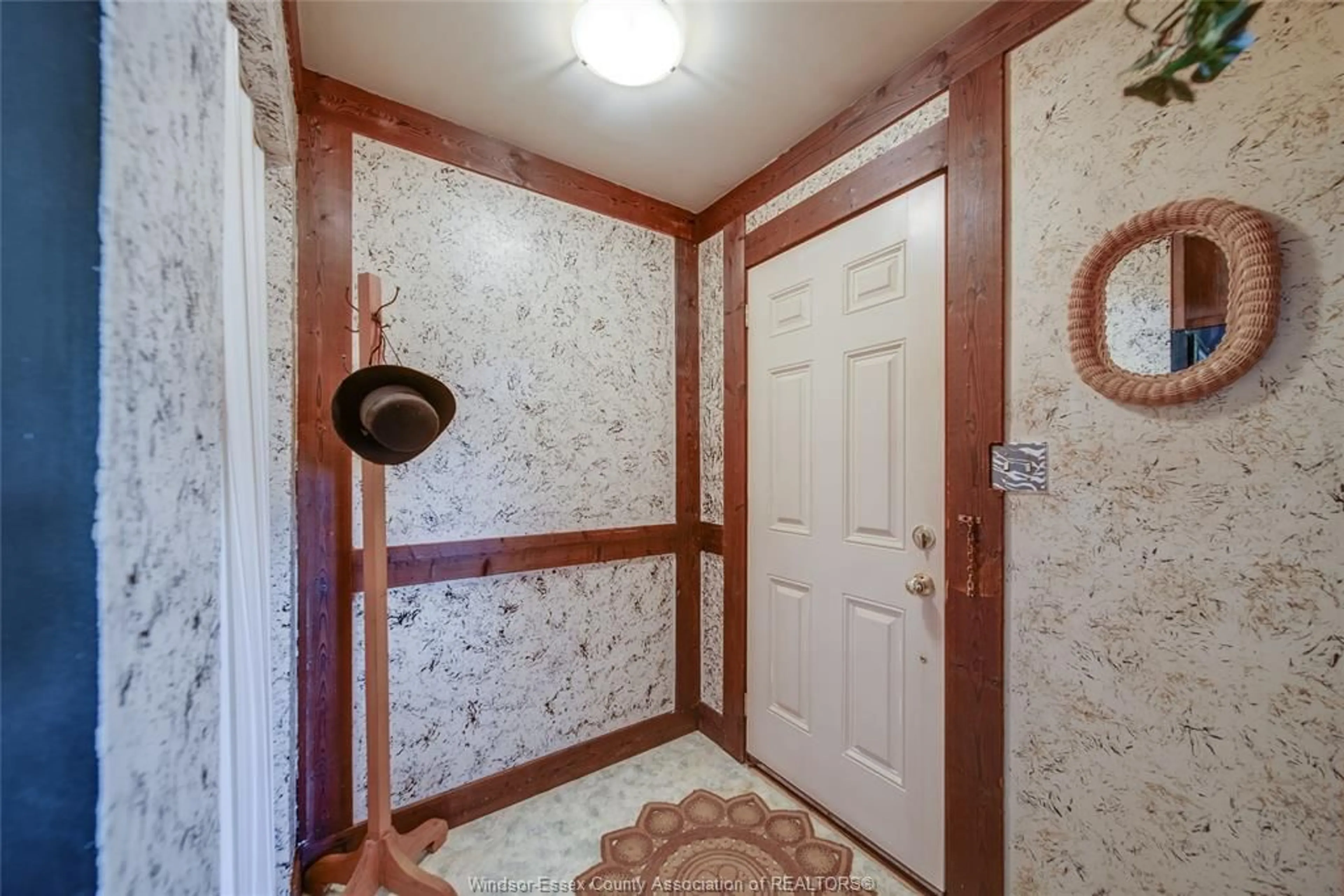 Indoor entryway for 21 VICTORIA St, Dealtown Ontario N0P 1A0