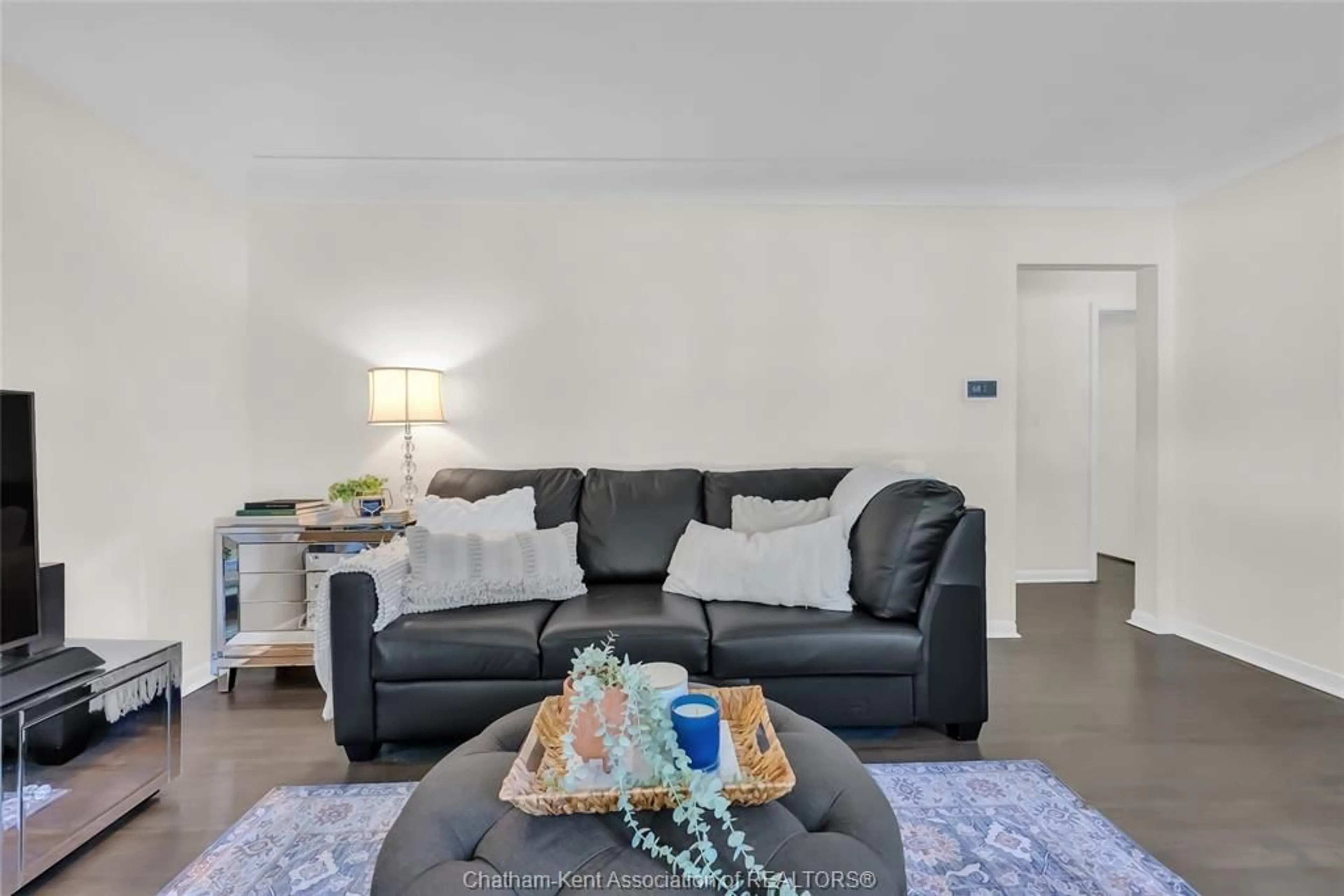 Living room with furniture, unknown for 119 Burton Ave, Chatham Ontario N7M 4Z6