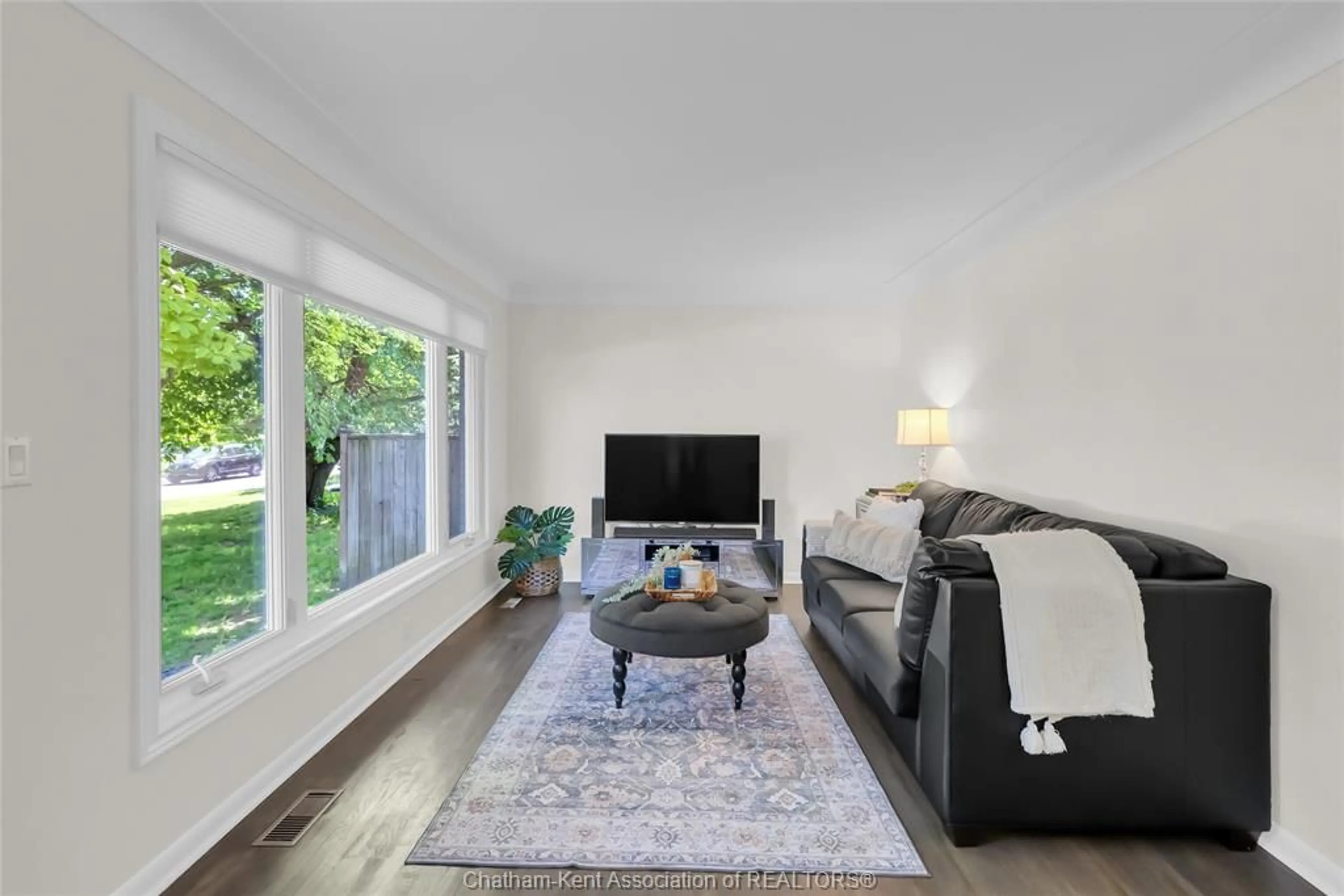 Living room with furniture, unknown for 119 Burton Ave, Chatham Ontario N7M 4Z6