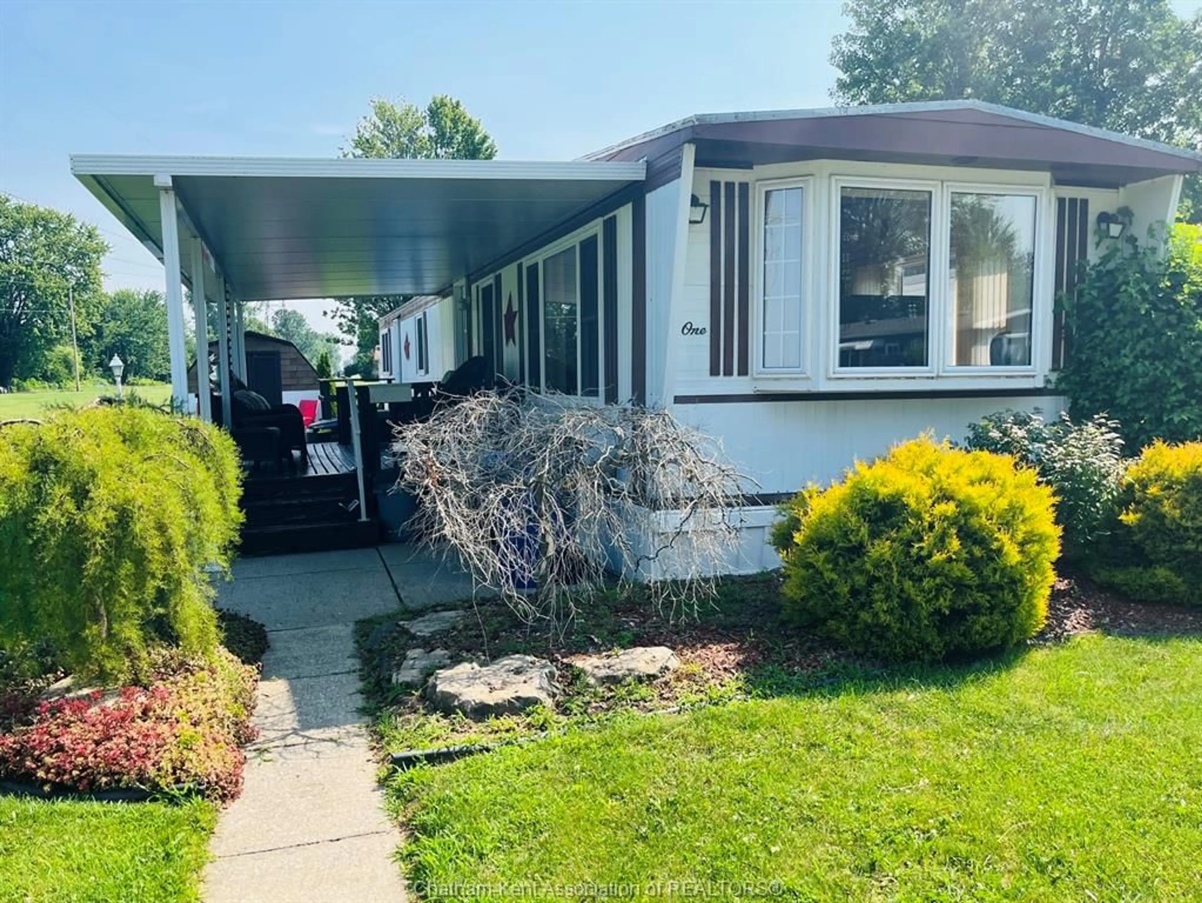 Home with vinyl exterior material, street for 1 James Crt, Chatham Ontario N7L 4Y7