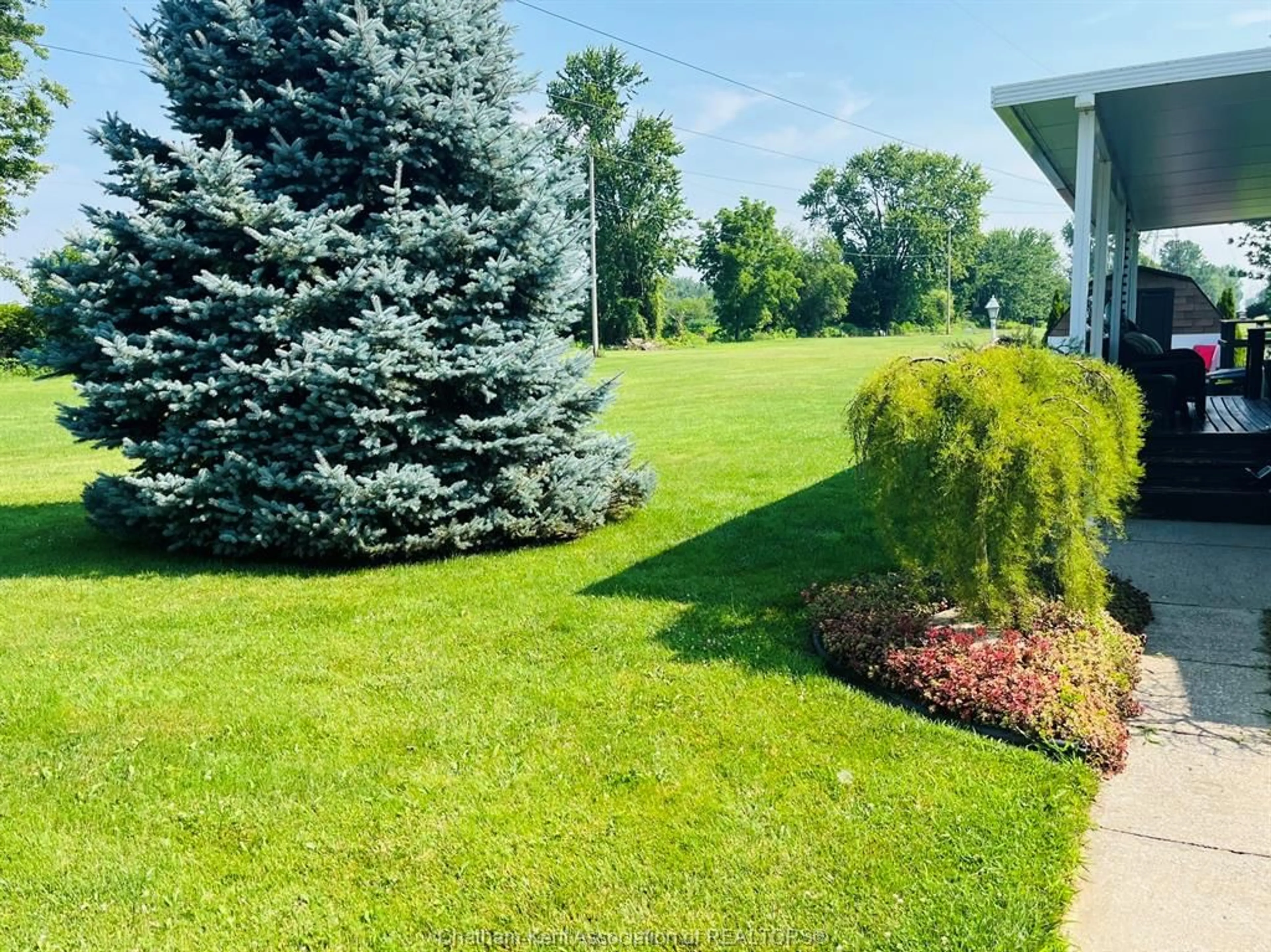A pic from outside/outdoor area/front of a property/back of a property/a pic from drone, unknown for 1 James Crt, Chatham Ontario N7L 4Y7