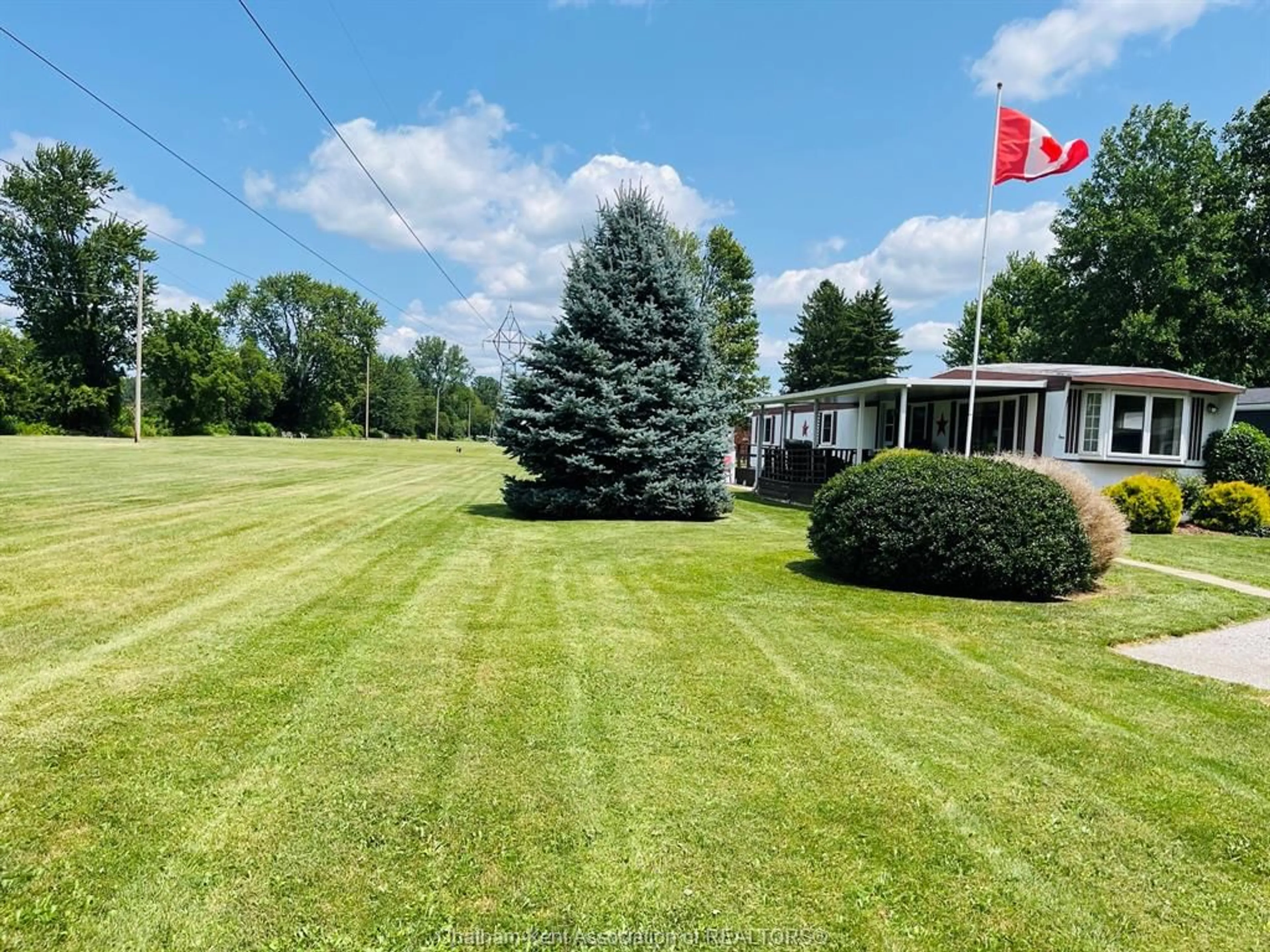 A pic from outside/outdoor area/front of a property/back of a property/a pic from drone, unknown for 1 James Crt, Chatham Ontario N7L 4Y7