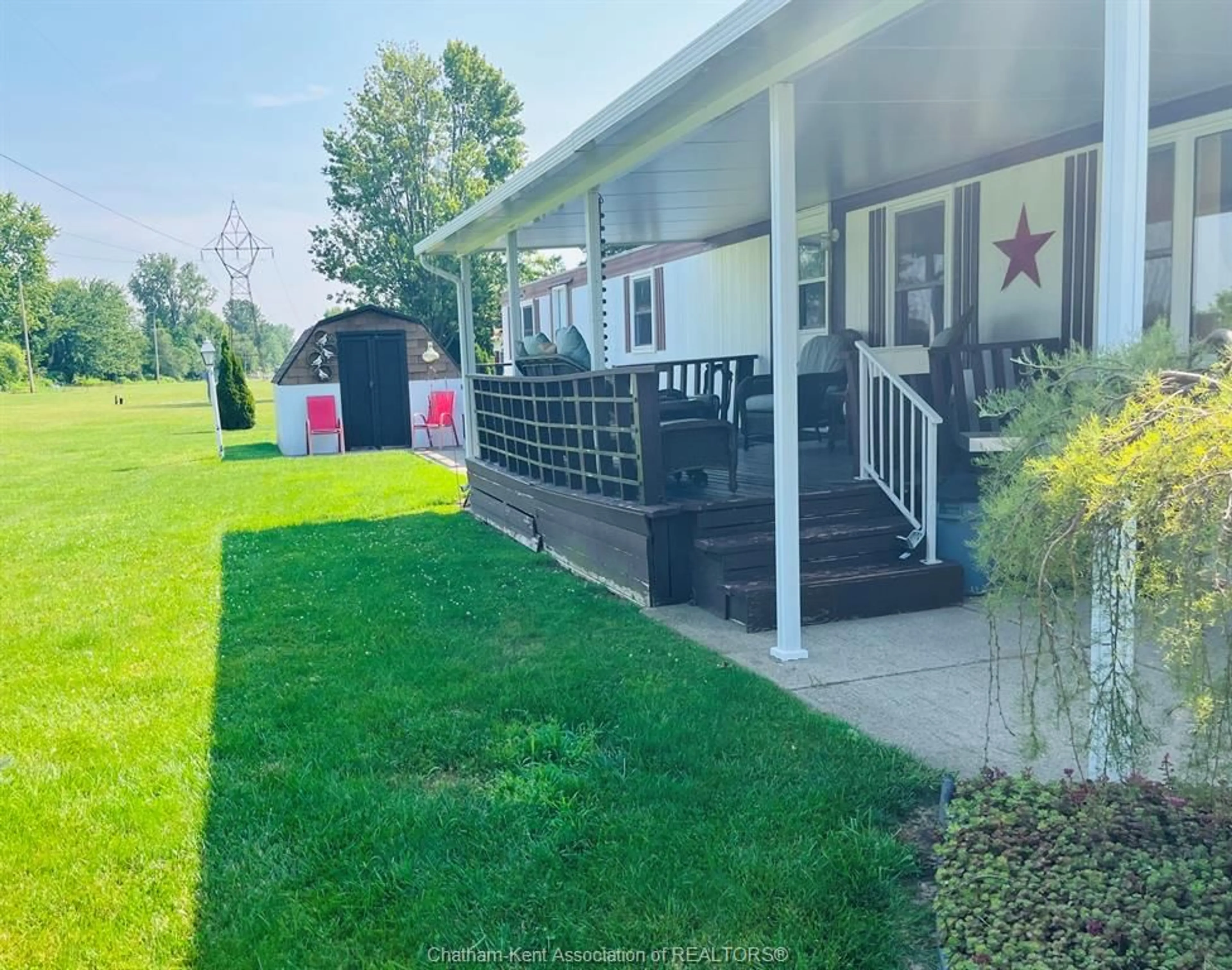 A pic from outside/outdoor area/front of a property/back of a property/a pic from drone, unknown for 1 James Crt, Chatham Ontario N7L 4Y7