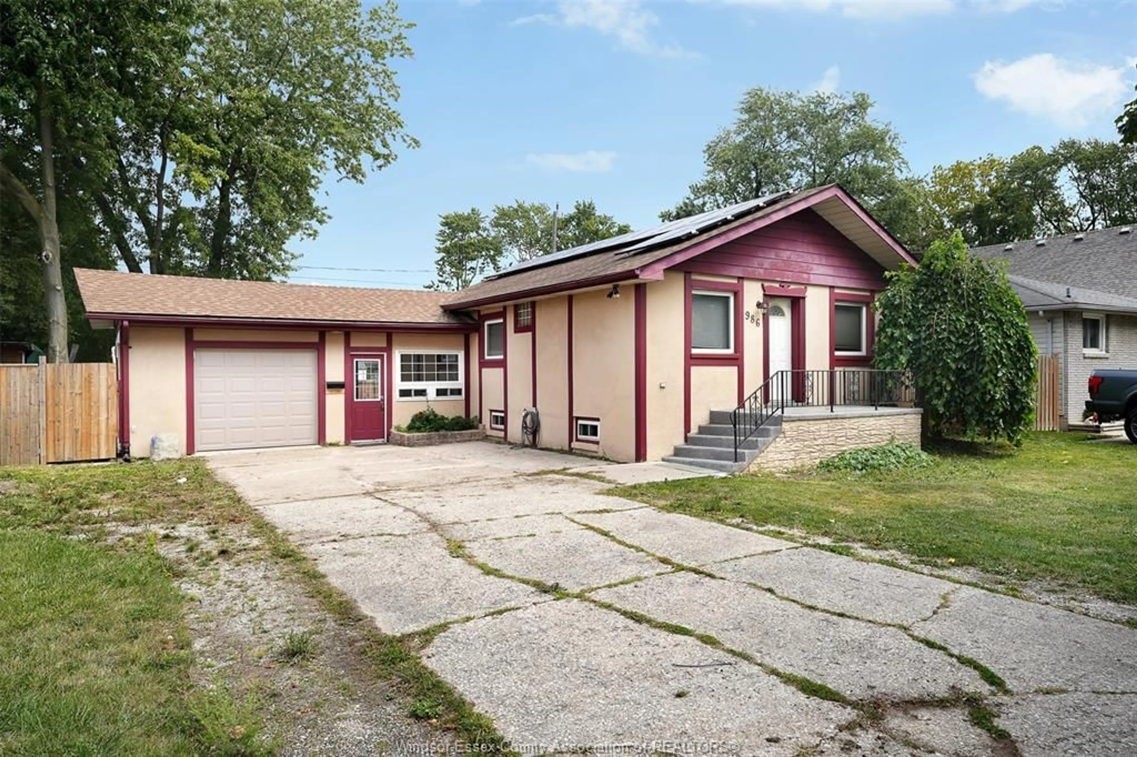 Home with vinyl exterior material, street for 986 EASTLAWN, Windsor Ontario N8S 3H9